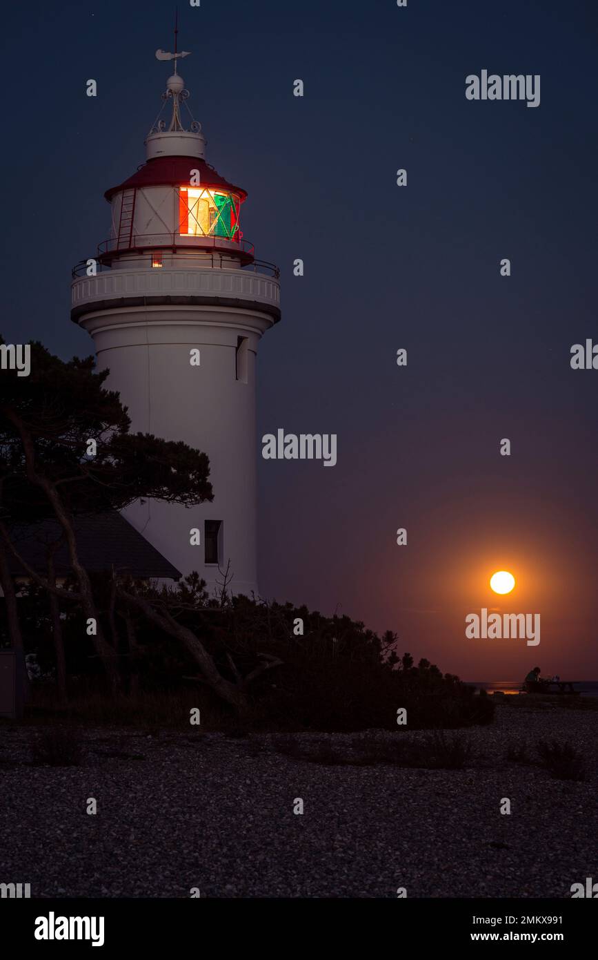 Pleine lune s'élevant au-dessus du phare de Sletterhage sur, Djursland, Jutland, Danemark Banque D'Images