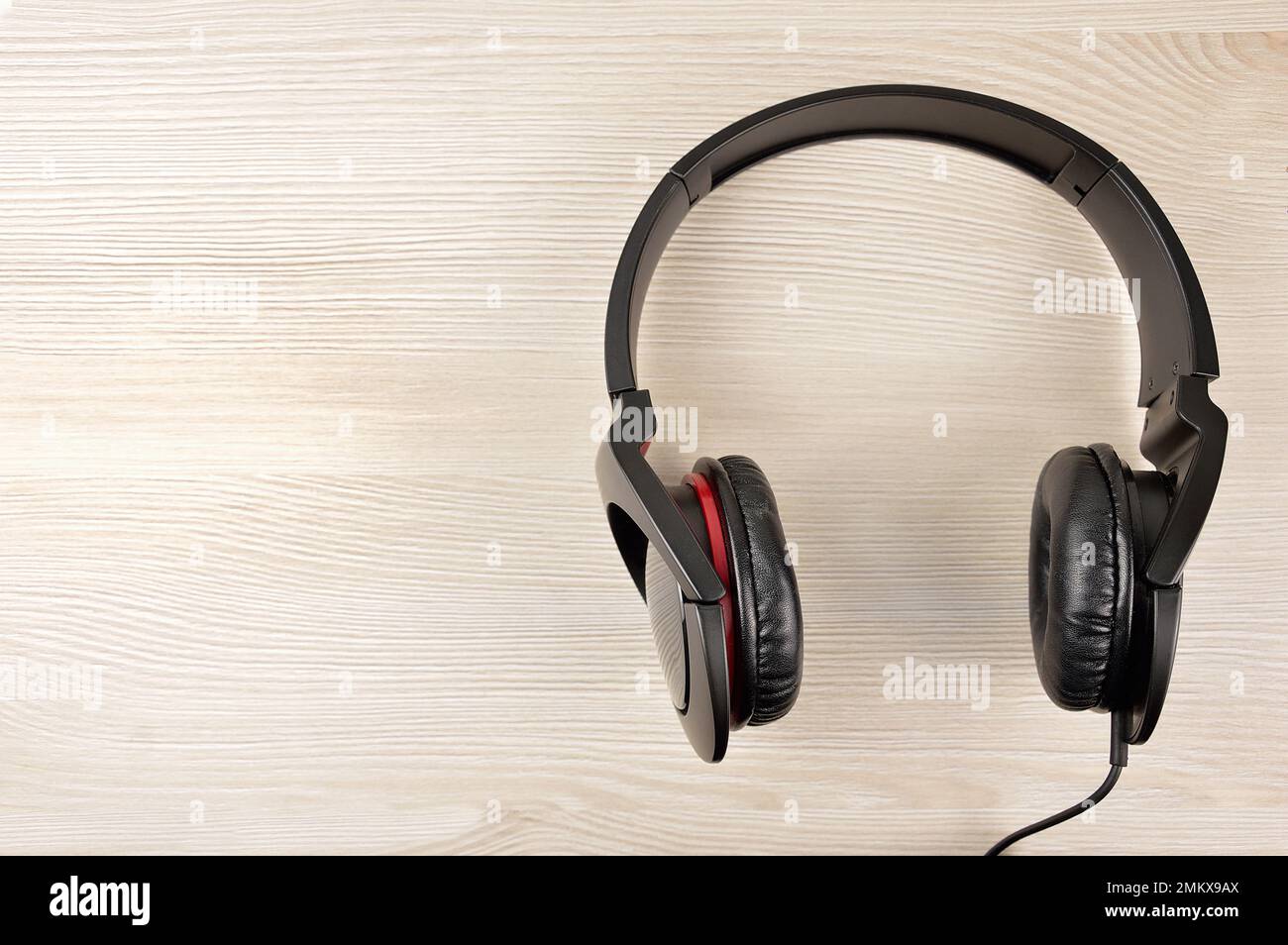 Casque noir sur une table en bois en gros plan Banque D'Images