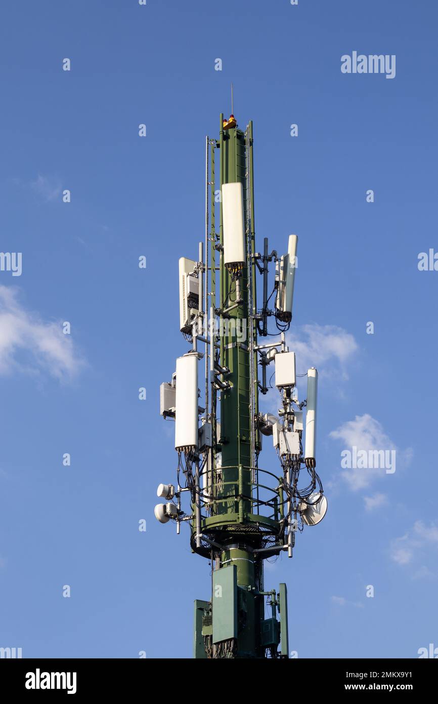 Une antenne et une tour de téléphone mobile. Tour de télécommunication de 4G et 5G cellulaires. Station de base du site cellulaire. Banque D'Images