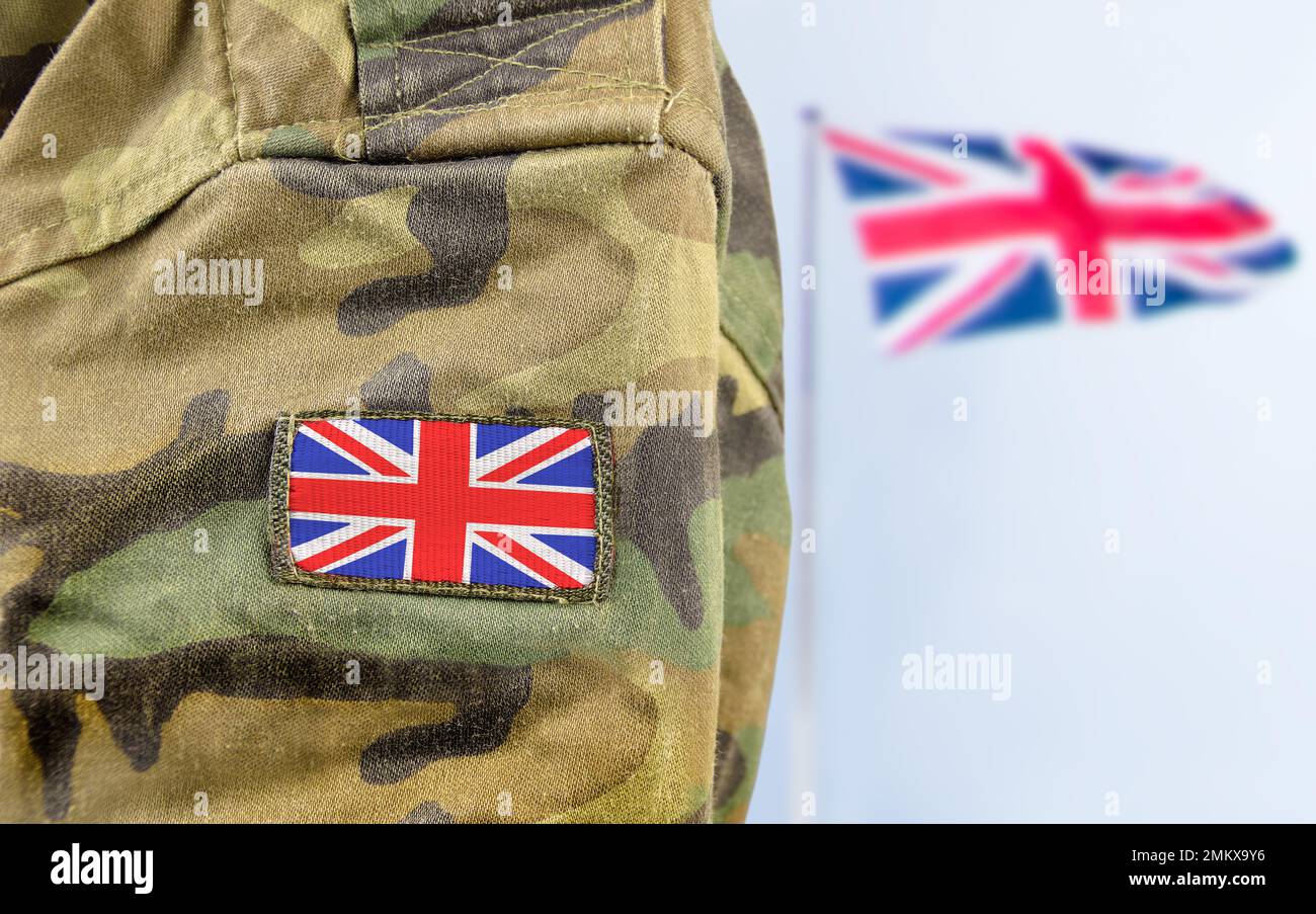 Militaire posant devant le drapeau britannique Banque D'Images