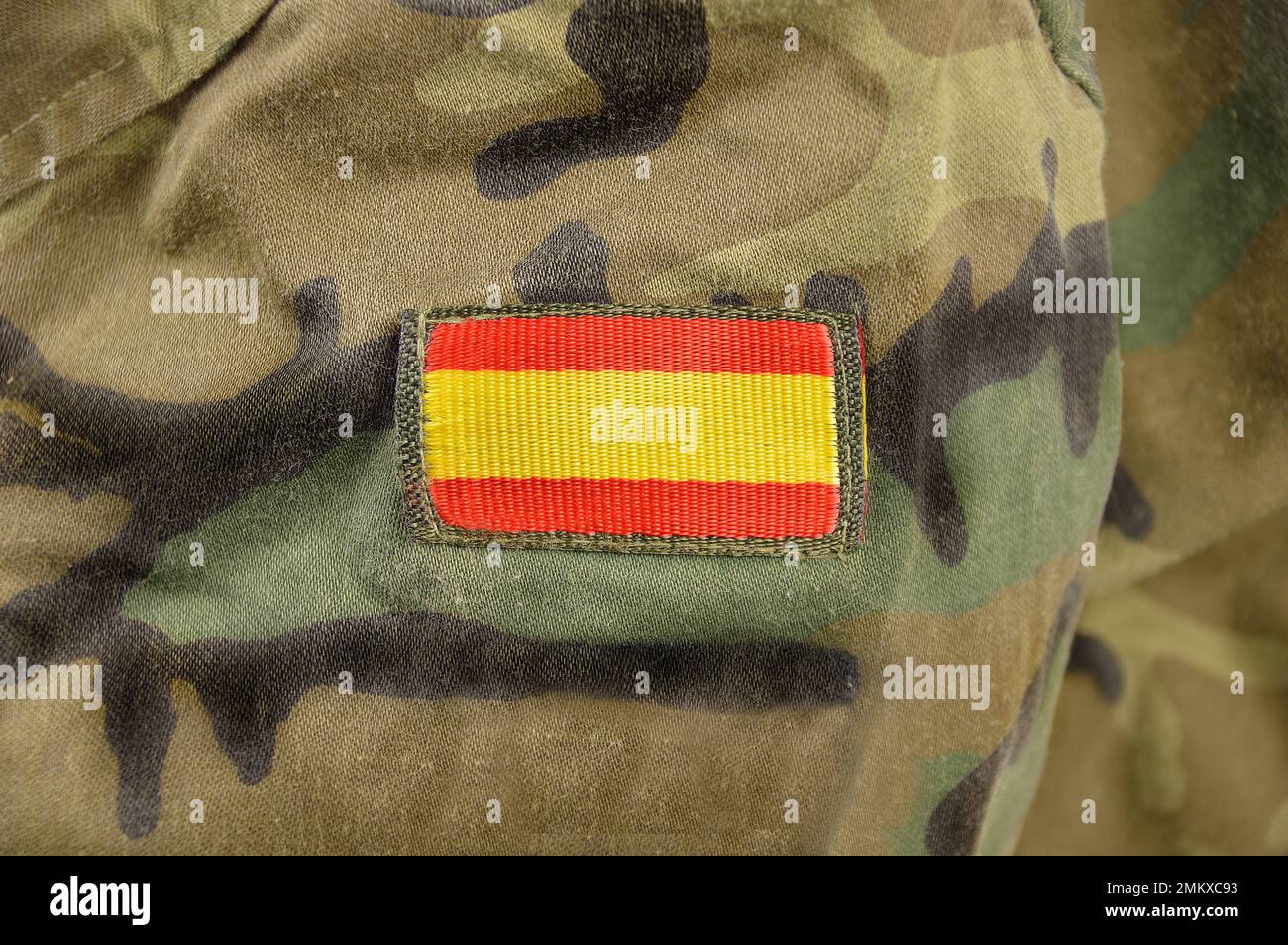 Gros plan court d'un drapeau espagnol sur l'uniforme d'un soldat Banque D'Images