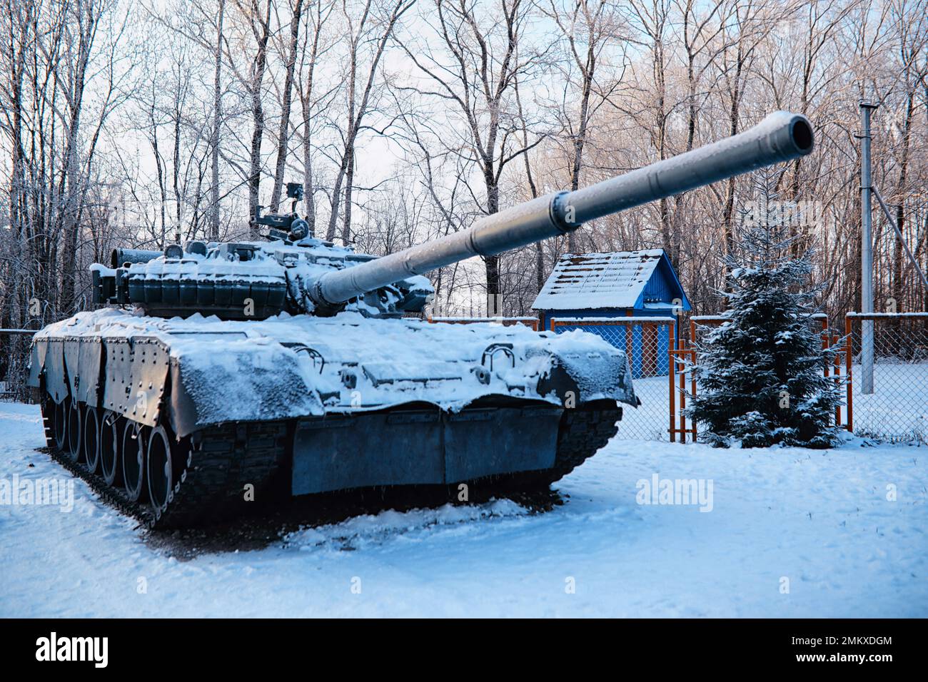 Char militaire de suite. Char de combat dans la neige sur la route. La guerre en Ukraine hiver. Banque D'Images