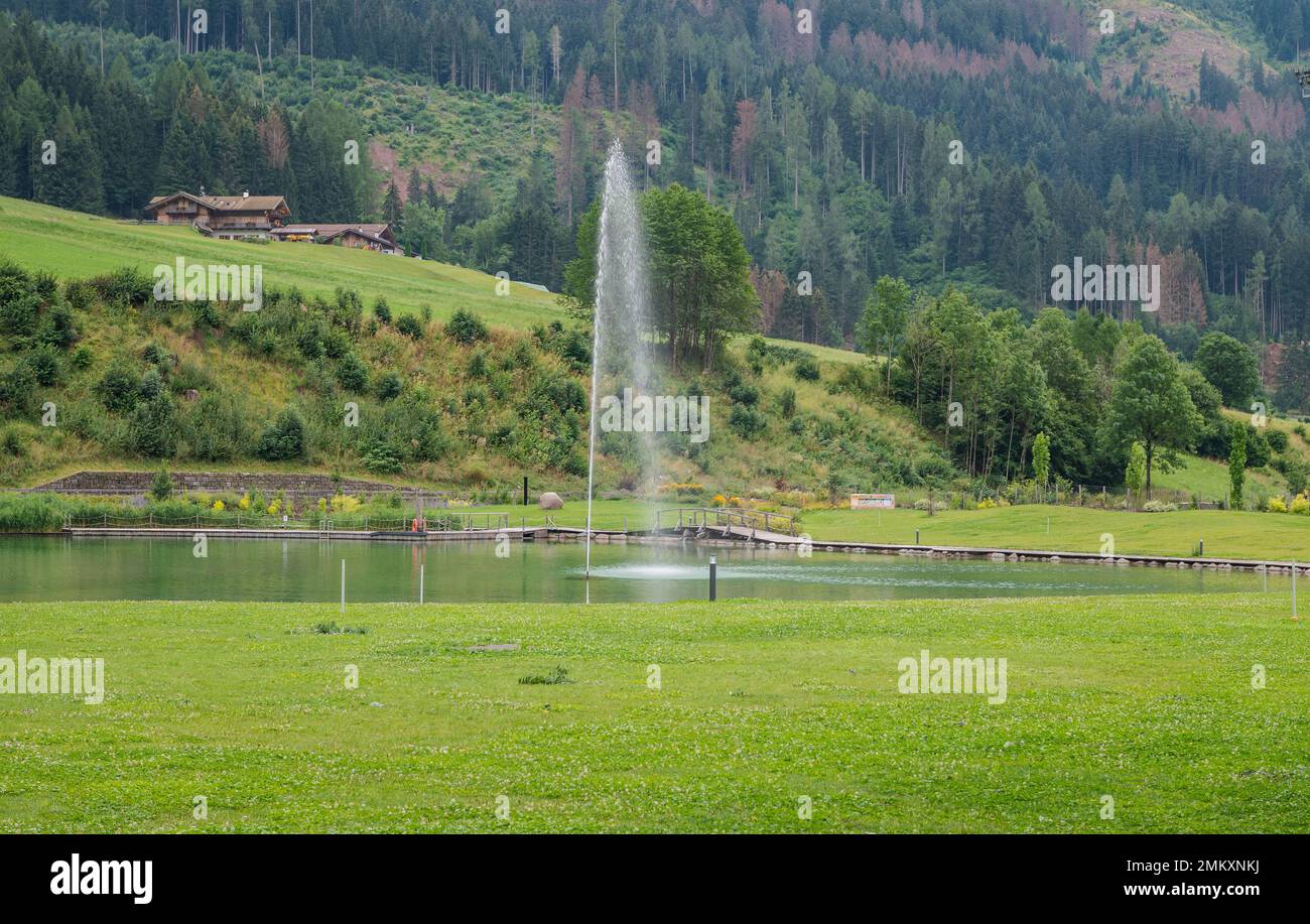 Predazzo bio-lac: Un quartier vert de la ville. Inclut un parc de skate et un terrain de jeu avec la présence de plantes d'eau purifiantes - la vallée de Fiemme-Italie Banque D'Images