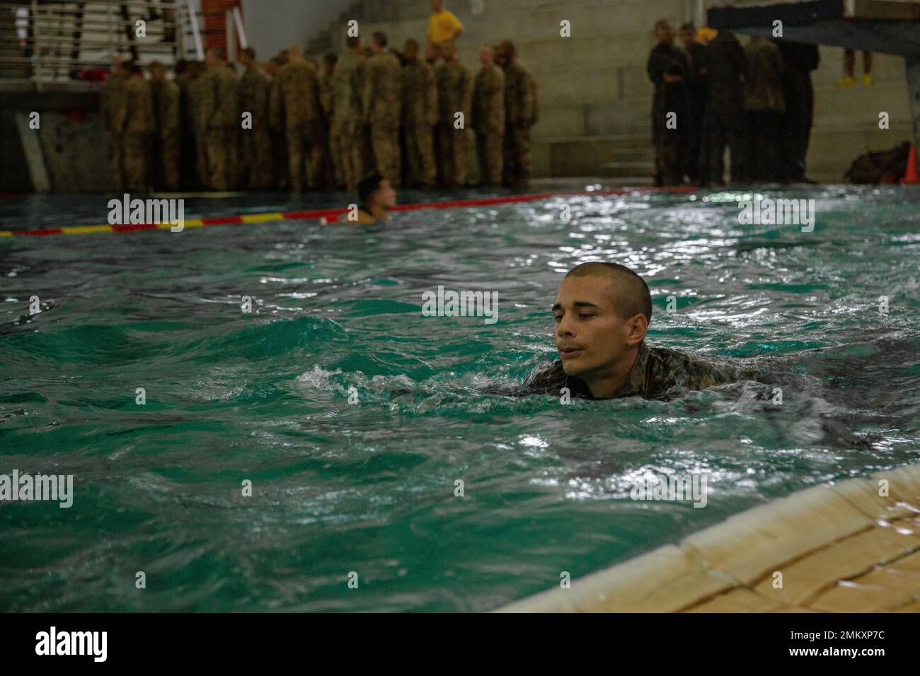 US Marine corps recrue Tanner Giba, une recrue avec Hotel Company, 2nd Recruit Training Battalion, nage pendant la première journée de formation de natation au Marine corps recrue Depot San Diego, 12 septembre 2022. La qualification de natation de base de consistait en une nage de 25 mètres, un saut en tour, une sculpture de quatre minutes, une nage à dos de 25 mètres et un hangar à engins sous-marins. Giba a été recruté à partir de Camarillo, Californie, avec Recruiting Station Los Angeles, Californie. Banque D'Images