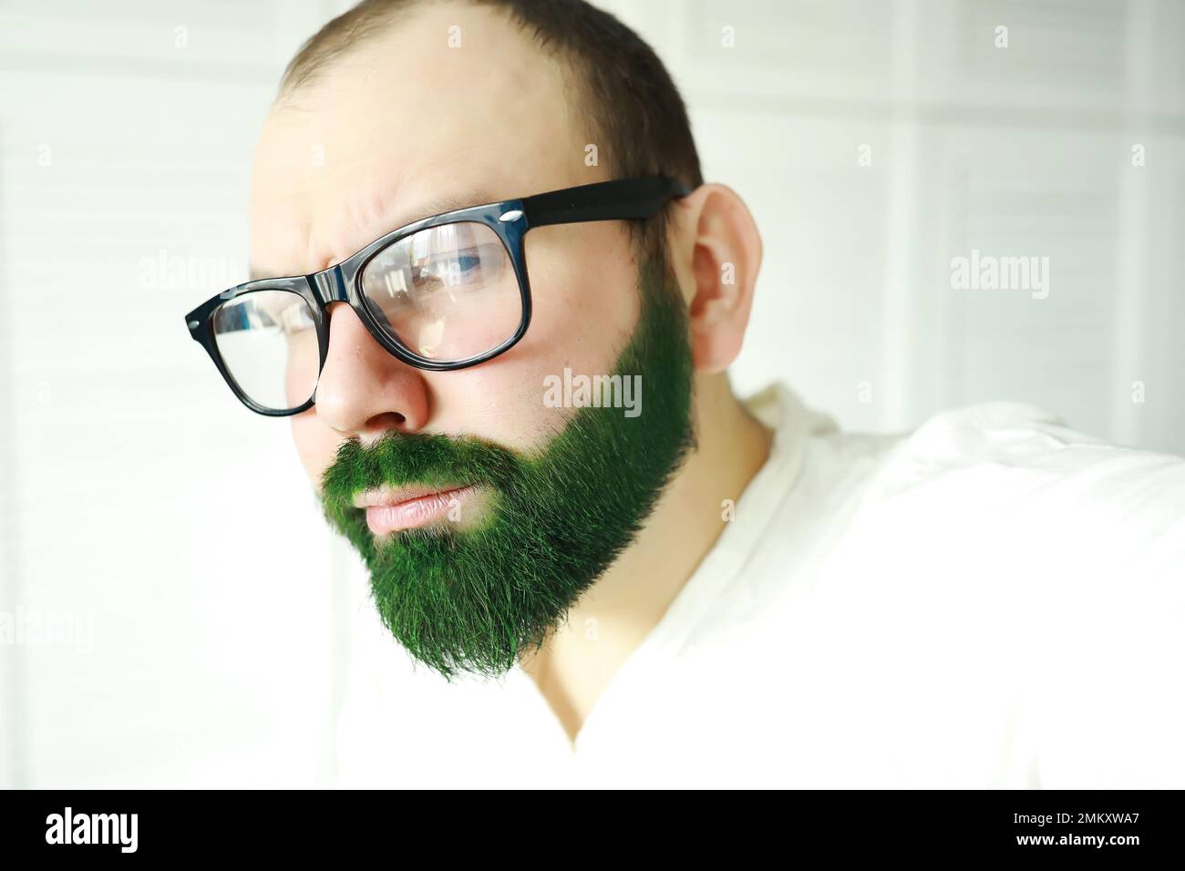 Choqué et heureux. Bonne journée de patrins de saint. Homme barbu à grands yeux ouverts célébrant la Saint patricks jour. Hipster dans un chapeau et un costume de lepreun. Ir Banque D'Images