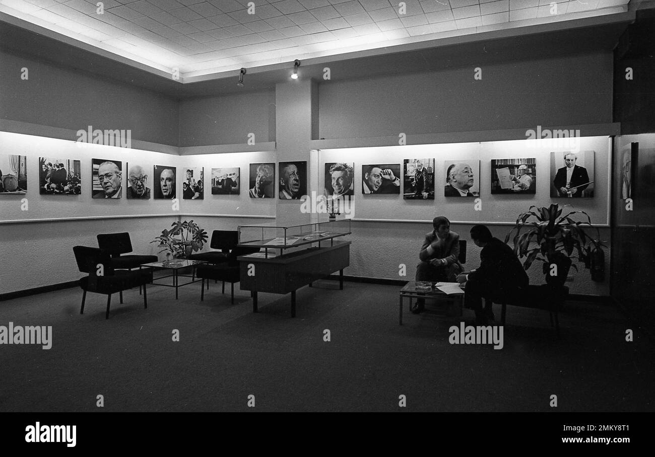 Fotos Poco Conocidas de Gente Muy Conocida-II (photos peu connues de personnes bien connues-II), une exposition de photos du photojournaliste argentin Eduardo Comesaña à la Galerie Agfa-Gevaert, Buenos Aires, Argentine, août 1970 Banque D'Images