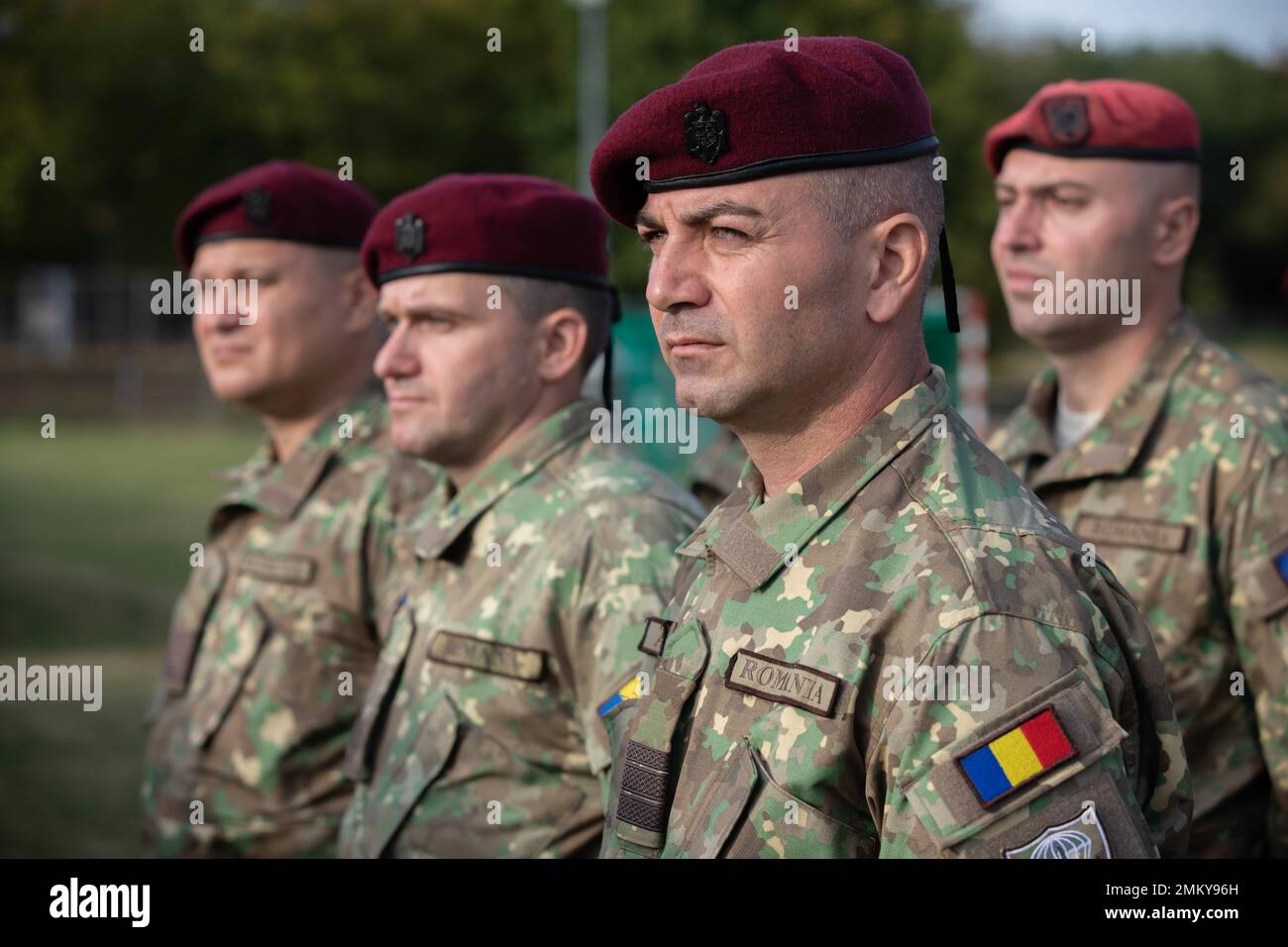 Un groupe de parachutistes roumains se forment lors de la cérémonie d'ouverture de l'exercice Falcon Leap sur les casernes Camp Orange, Schaarsbergen, pays-Bas, 12 septembre 2022. Plus de 1000 parachutistes du monde entier, 13 nationalités différentes, plusieurs aéroglisseurs par jour, et entraînement avec d'autres équipements pendant deux semaines. Il s'agit du plus grand exercice technique aéroporté de l'OTAN Banque D'Images