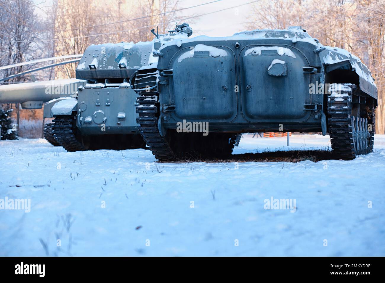 Char militaire de suite. Char de combat dans la neige sur la route. La guerre en Ukraine hiver. Banque D'Images