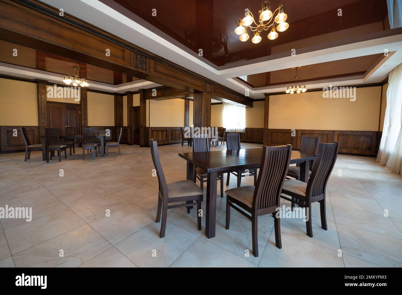 intérieur spacieux de moderne vide grand restaurant avec tables et chaises Banque D'Images