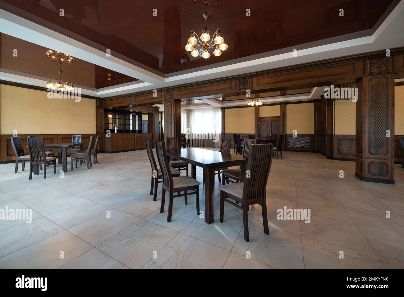 intérieur spacieux de moderne vide grand restaurant avec tables et chaises Banque D'Images