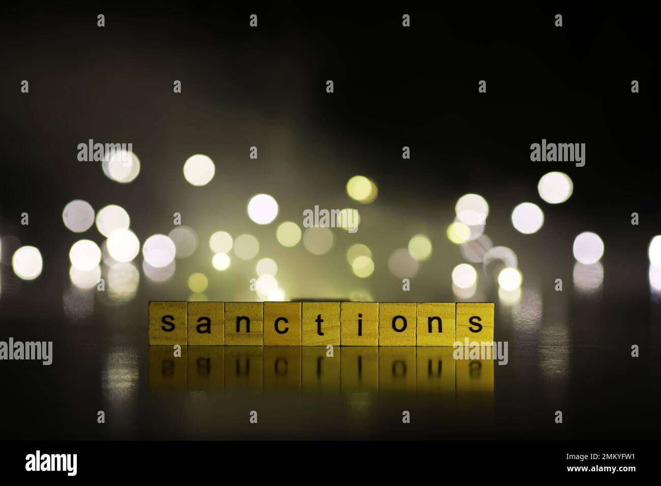 Word sanctions fait de lettres en bois avec un éclairage spectaculaire et bokeh Banque D'Images