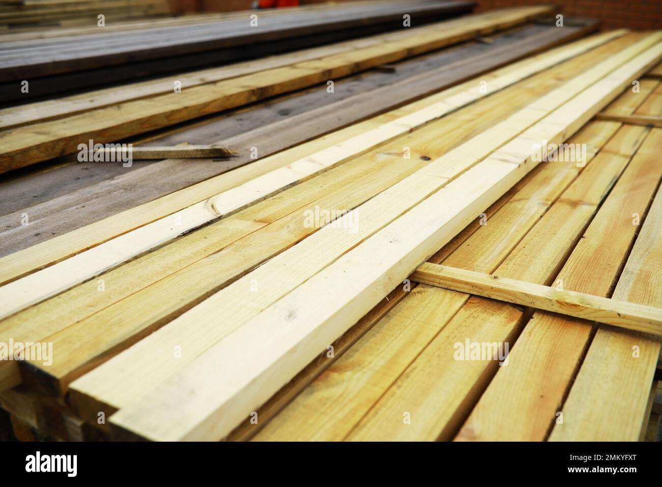 Stockage de bois d'extérieur pour l'industrie du bois. Traitement du bois pour le transport. Banque D'Images