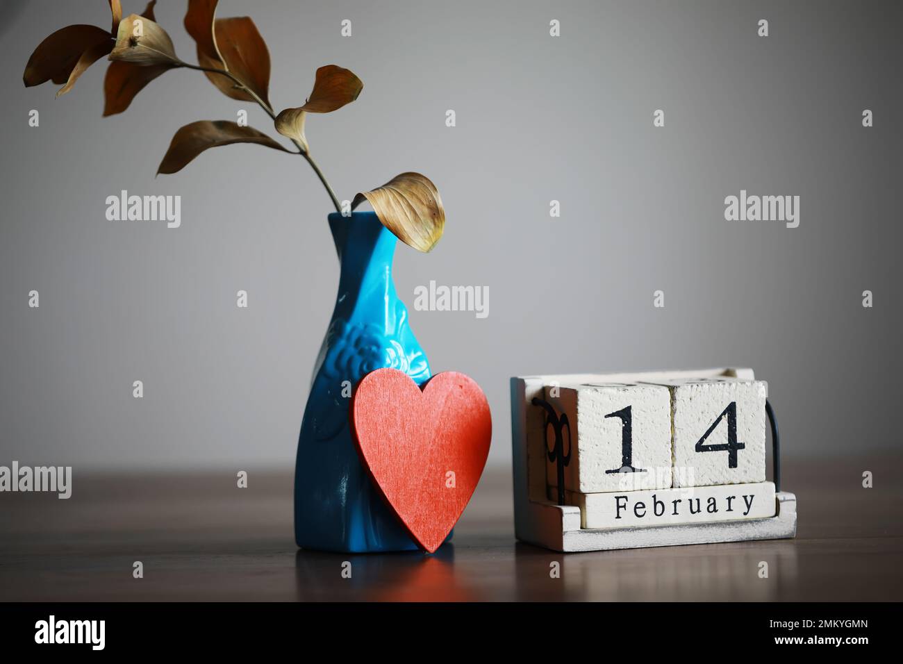 Calendrier en bois de 14 février avec coeur Banque D'Images
