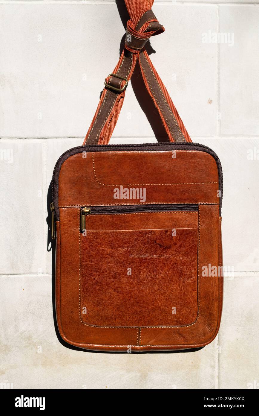 photo en gros plan du sac en cuir de messanger marron clair Banque D'Images