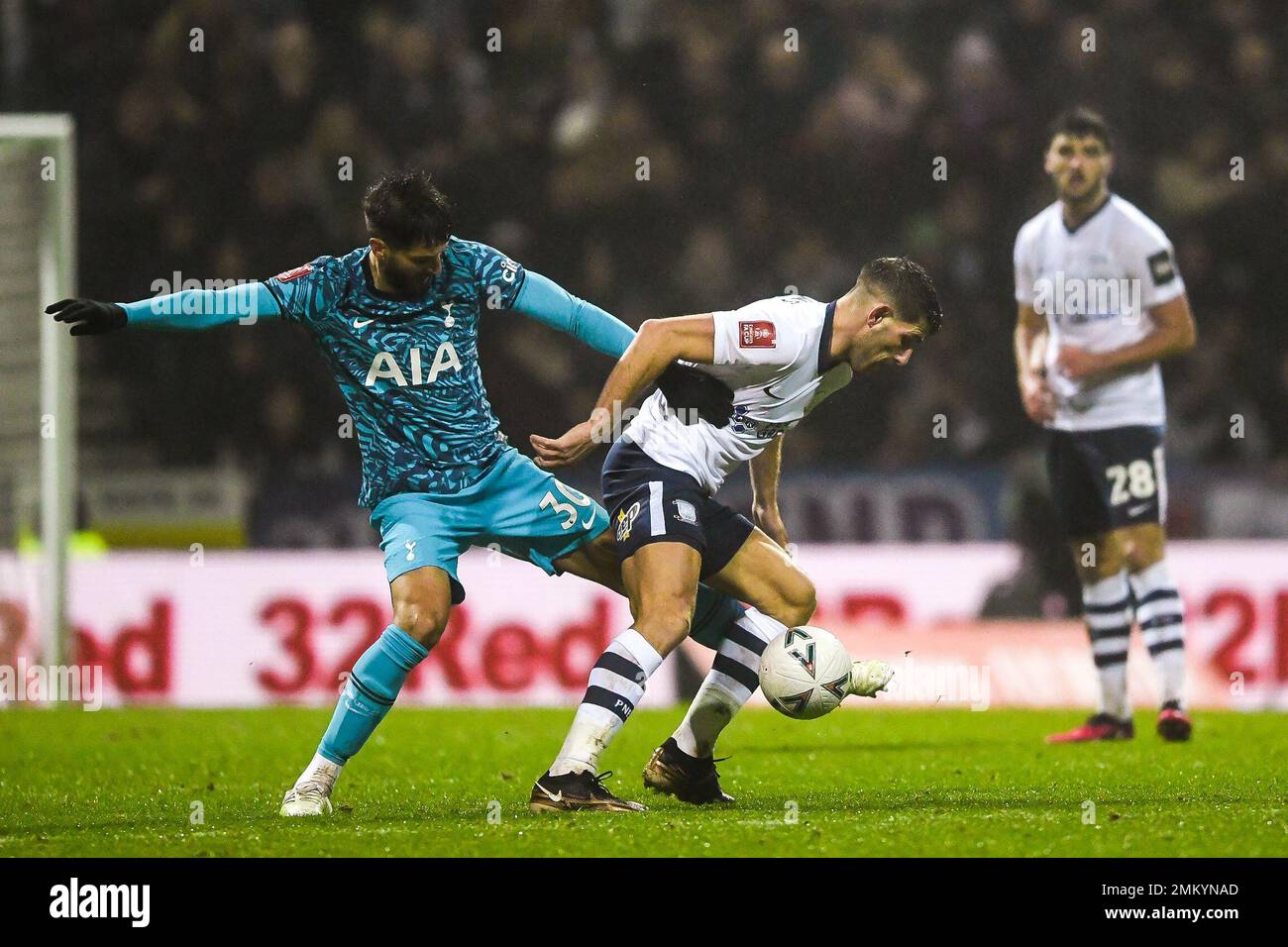 Preston, Royaume-Uni. 28th janvier 2023. Rodrigo Bentancur, de Tottenham Hotspur, et Ched Evans, de Preston North End, se disputent le ballon lors du match de la FA Cup à Deepdale, Preston. Crédit photo à lire: Gary Oakley/Sportimage crédit: Sportimage/Alay Live News Banque D'Images