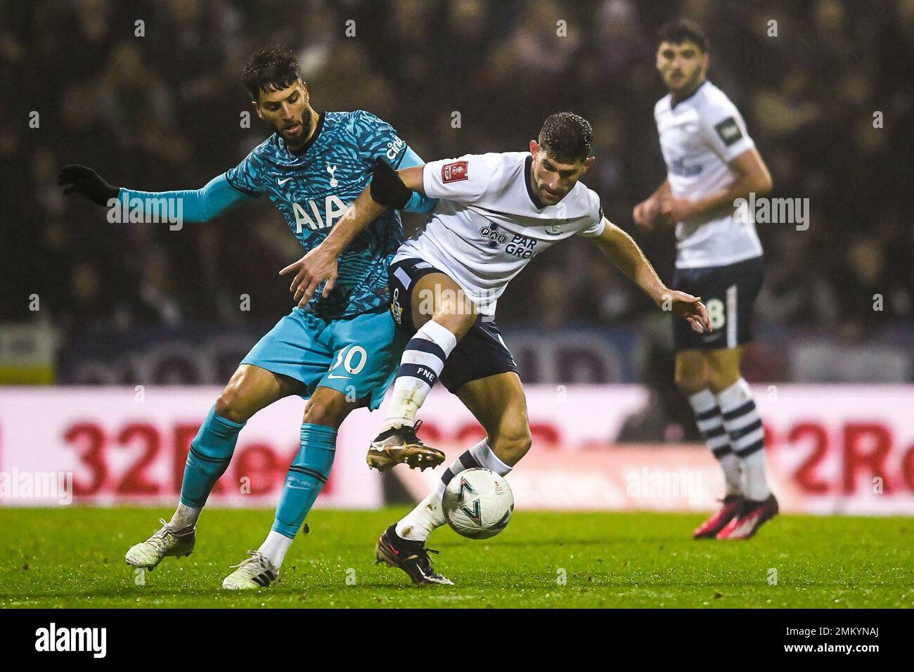 Preston, Royaume-Uni. 28th janvier 2023. Rodrigo Bentancur, de Tottenham Hotspur, et Ched Evans, de Preston North End, se disputent le ballon lors du match de la FA Cup à Deepdale, Preston. Crédit photo à lire: Gary Oakley/Sportimage crédit: Sportimage/Alay Live News Banque D'Images