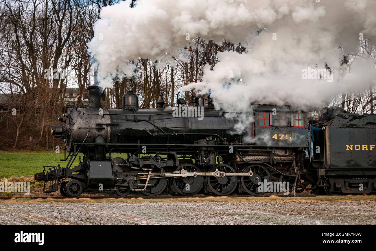 Ronks, Pennsylvanie, 27 décembre 2022 - Vue sur un train de passagers à vapeur classique qui s'approche, traversant la campagne, lors d'une journée d'hiver Banque D'Images