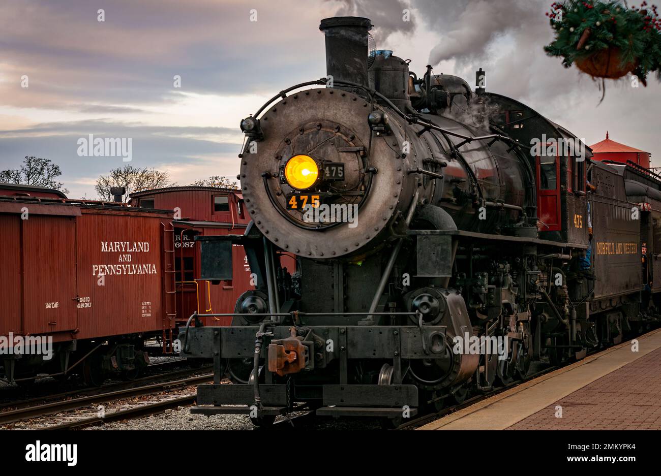 Strasburg, Pennsylvanie, 27 décembre 2022 - Vue sur un train de voyageurs à vapeur classique arrivant dans une gare qui soufflait de fumée et de vapeur, le jour d'hiver Banque D'Images