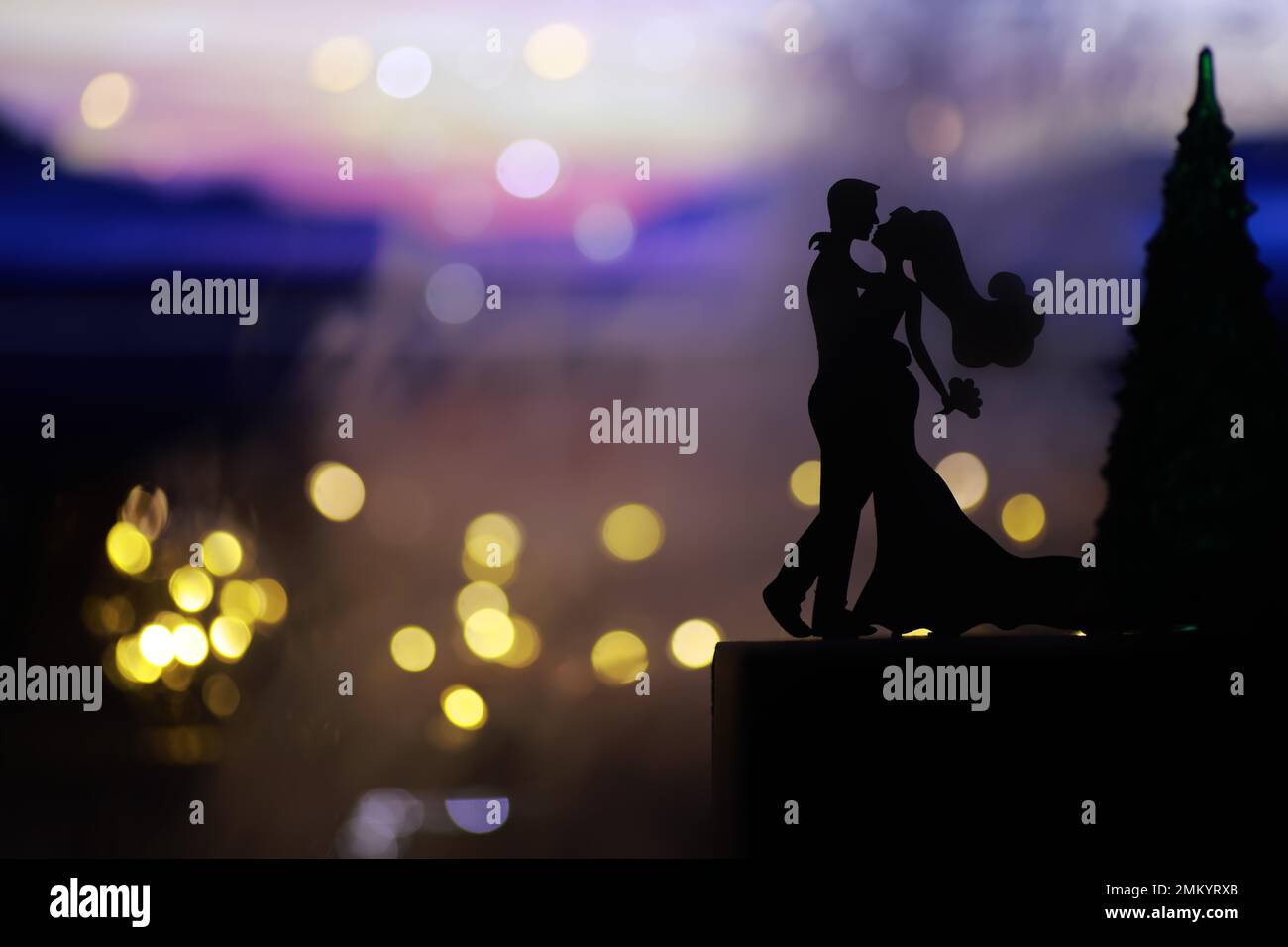 Silhouette de couple dansant à la discothèque Banque D'Images