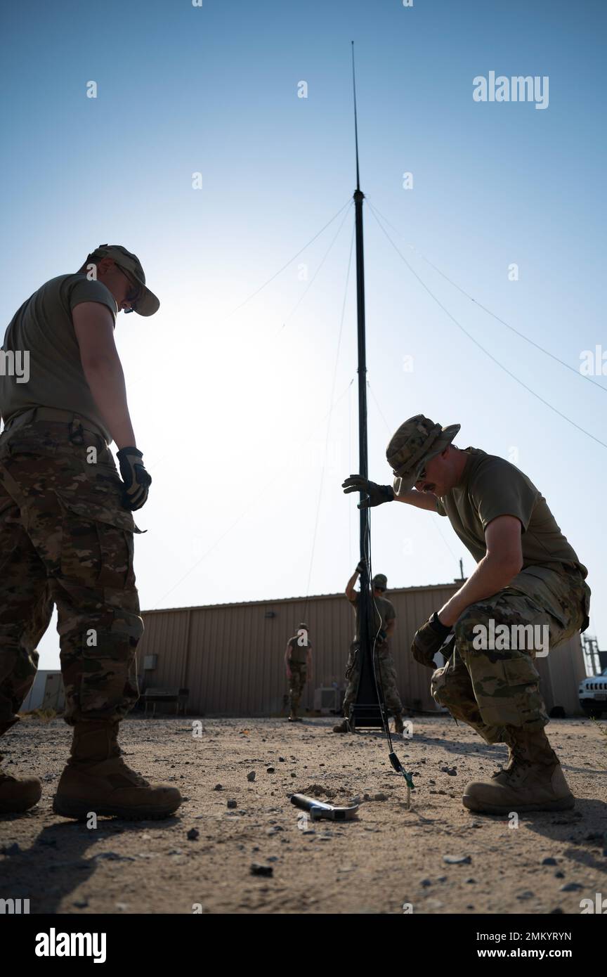 U.S. Air Force Tech. Sgt. Henry Lawler, chef de section du SCOT de l'escadron de communications expéditionnaires 378th, enseigne à d'autres aviateurs comment mettre en place un système de communications de mât pendant l'opération Agile Spartan III à un endroit non divulgué, 12 septembre 2022. Il a été demandé à M. Lawler d'être un expert en la matière pour les agents de liaison et les capacités de communication requises pour mener l'exercice. Banque D'Images