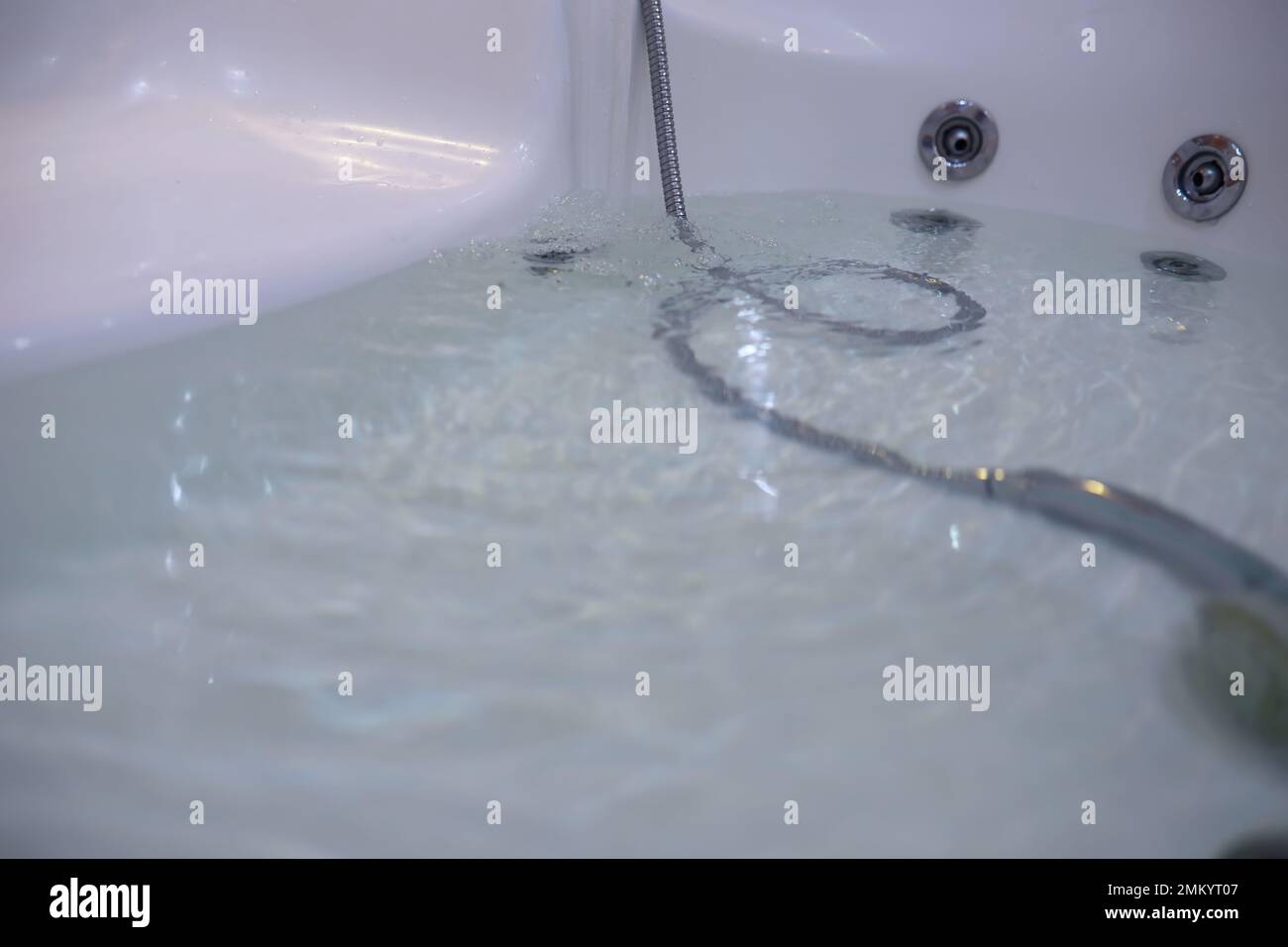 Bruit de fond des bulles de savon. Mousse de shampooing dans l'eau dans la salle de bains. Éléments de jacuzzi. Banque D'Images