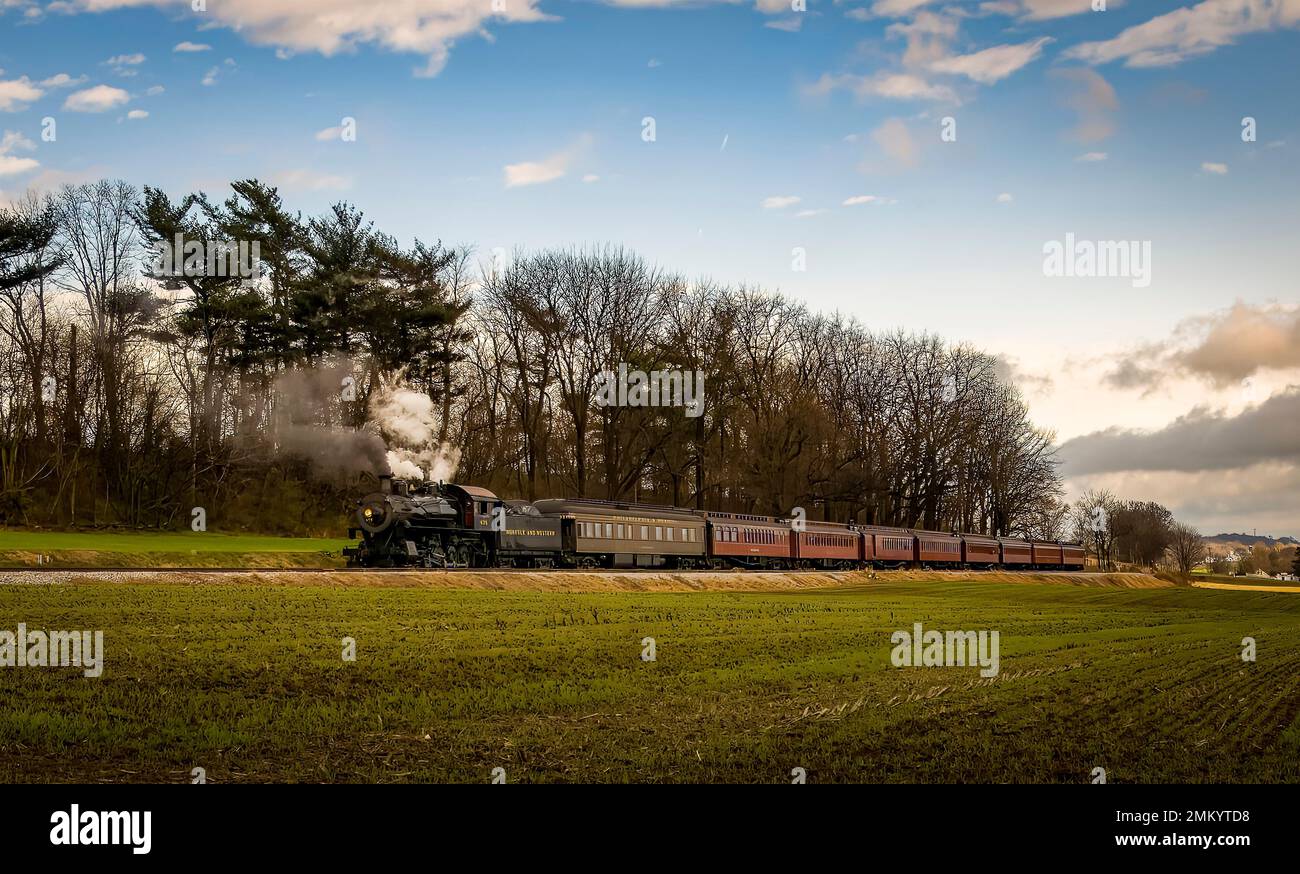 Ronks, Pennsylvanie, 3 décembre 2022 - Vue sur un train de voyageurs à vapeur classique, qui dégage beaucoup de fumée et de vapeur, tout en voyageant à la campagne le jour de l'automne Banque D'Images