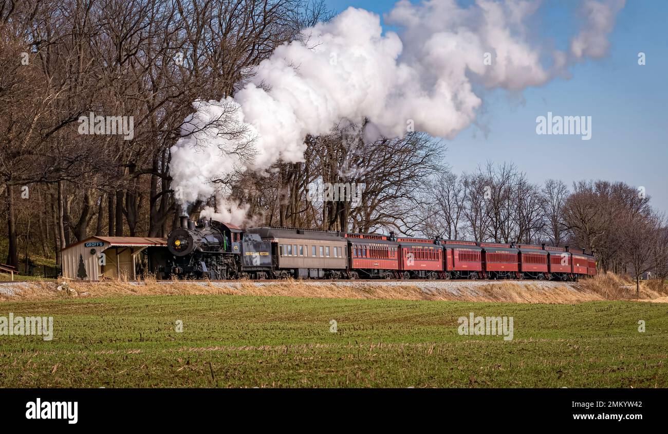 Ronks, Pennsylvanie, 4 décembre 2022 - Vue sur un train de voyageurs à vapeur classique, qui dégage beaucoup de fumée et de vapeur, tout en voyageant à la campagne le jour de l'automne Banque D'Images