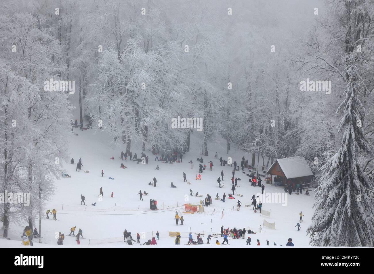 (230129) -- ZAGREB, le 29 janvier 2023 (Xinhua) -- les gens profitent de la neige au mont Medvednica à Zagreb, en Croatie, le 28 janvier 2023. (Marko Prpic/PIXSELL via Xinhua) Banque D'Images