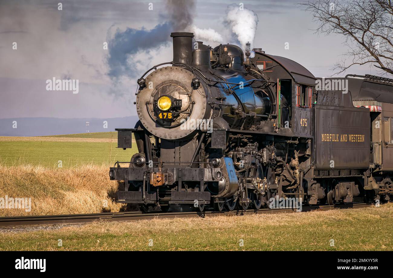 Ronks, Pennsylvanie, 30 décembre 2022 - Vue rapprochée d'un train de voyageurs à vapeur classique qui s'approche, se déplace à travers la campagne, dégage de la fumée et de la vapeur lors d'une journée d'hiver Banque D'Images