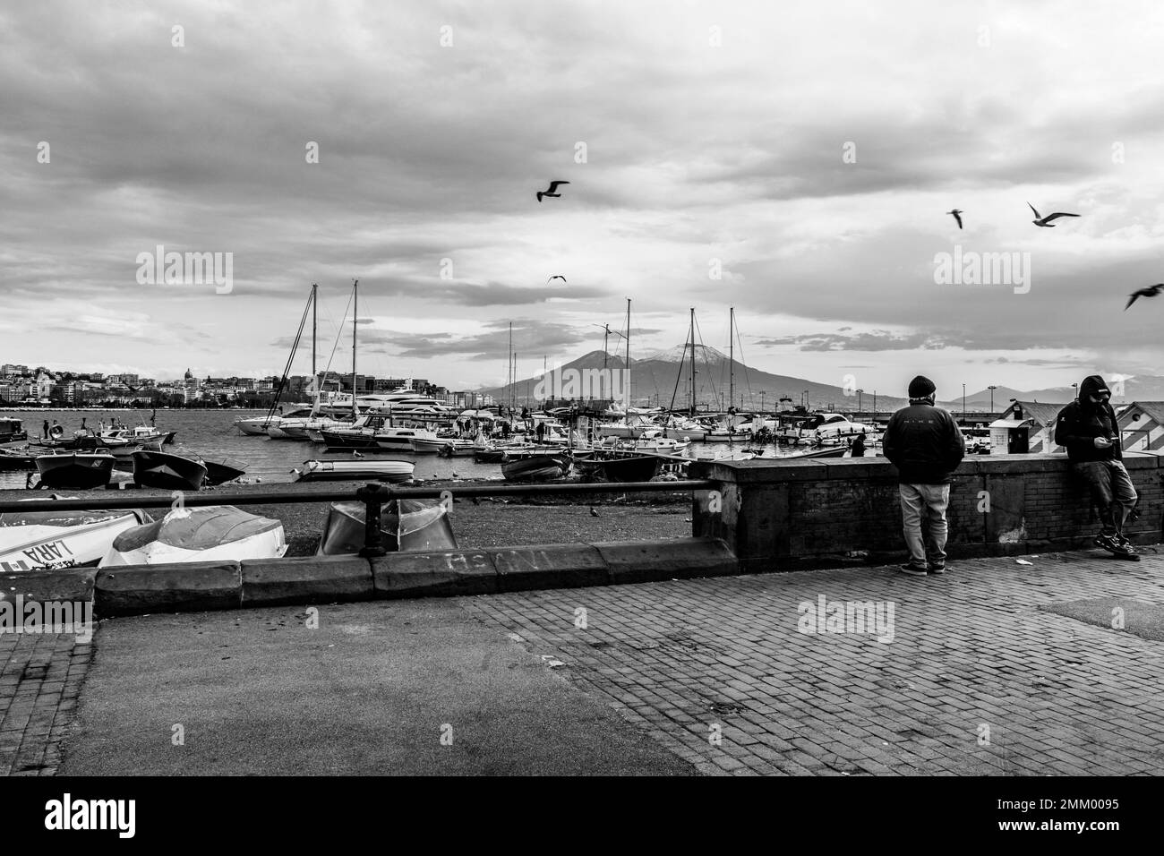 Naples, Campanie, ITALIE. 28th janvier 2023. 29/01/23 Naples, de nouveau ce matin, le Vésuve est blanchi à la chaux, ce qui fait un contour encore plus fascinant à sa beauté du golfe de Naples avec ses îles de Capri, Ischia et Procida (Credit image: © Fabio Sasso/ZUMA Press Wire) USAGE ÉDITORIAL SEULEMENT! Non destiné À un usage commercial ! Banque D'Images