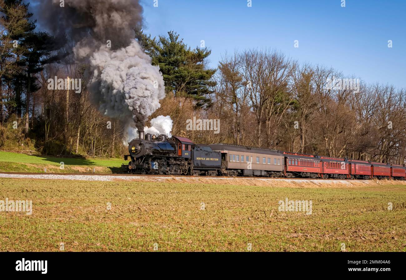 Ronks, Pennsylvanie, 12 décembre 2022 - Vue sur un train de voyageurs à vapeur classique, qui dégage beaucoup de fumée et de vapeur, tout en voyageant à la campagne le jour de l'automne Banque D'Images