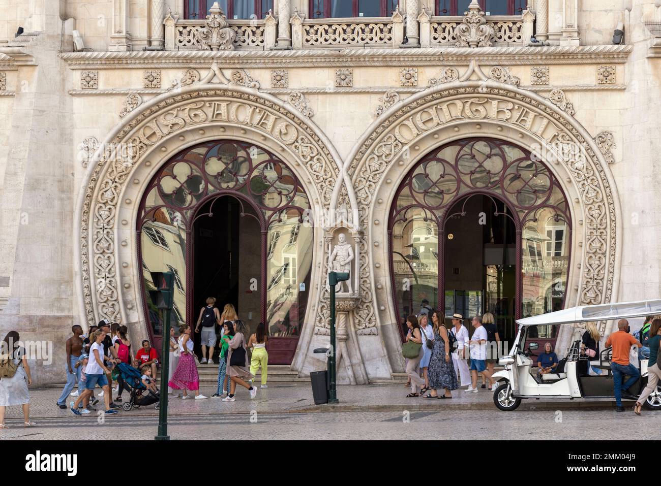 Lisbonne, Portugal. Entrée à la gare de Rossio. Le bâtiment datant du 19th siècle a été inspiré par la Manueline portugaise du 16th siècle Banque D'Images