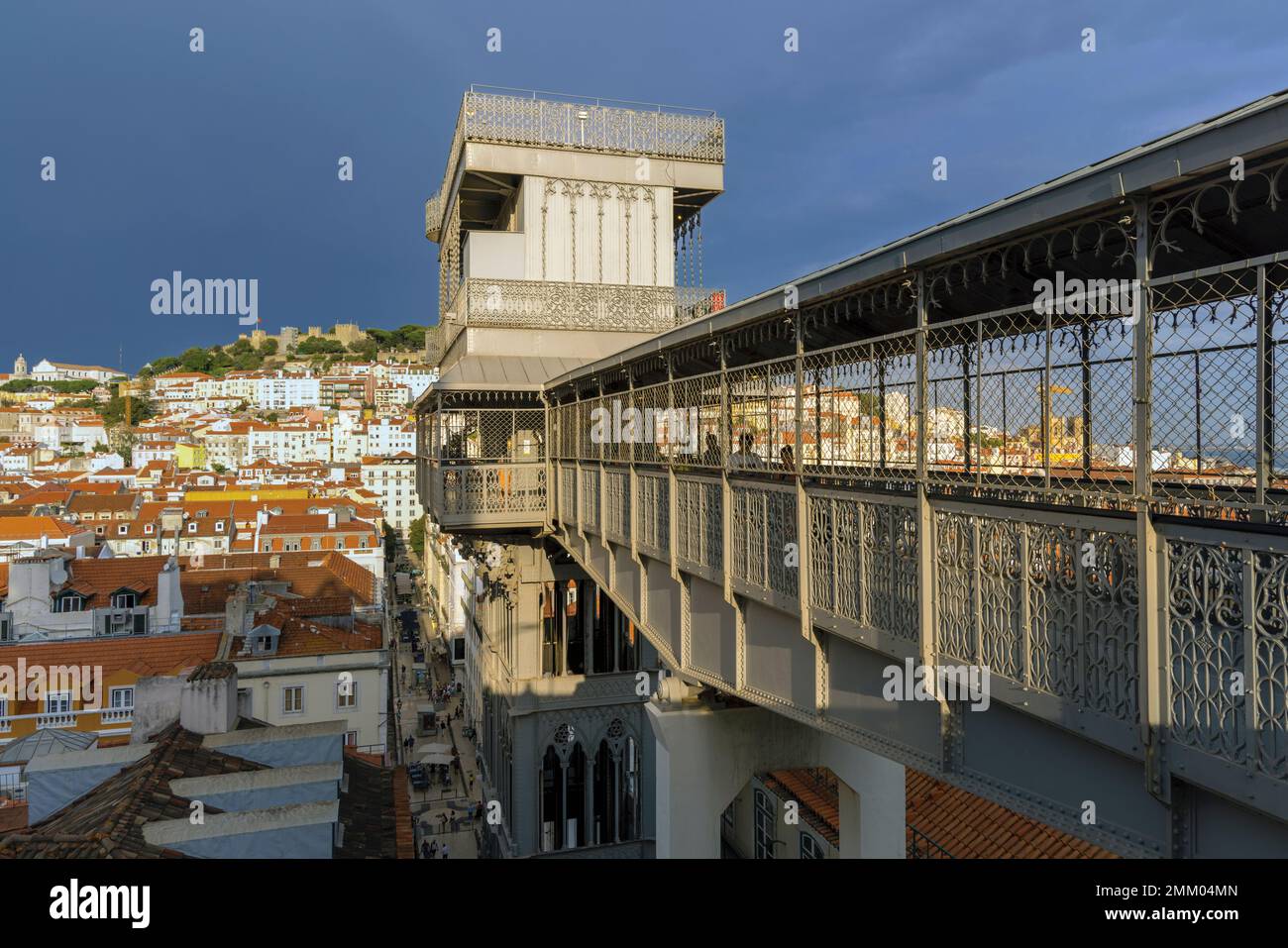 Lisbonne, Portugal. La passerelle de Largo do Carmo jusqu'à l'ascenseur de Santa Justa, également connu sous le nom de l'ascenseur de Carmo, et vue sur le château de St. George. Le 45meter Banque D'Images