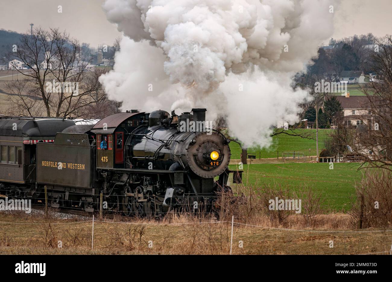 Ronks, Pennsylvanie, 27 décembre 2022 - Vue sur un train de passagers à vapeur classique qui s'approche, traversant la campagne, lors d'une journée d'hiver Banque D'Images