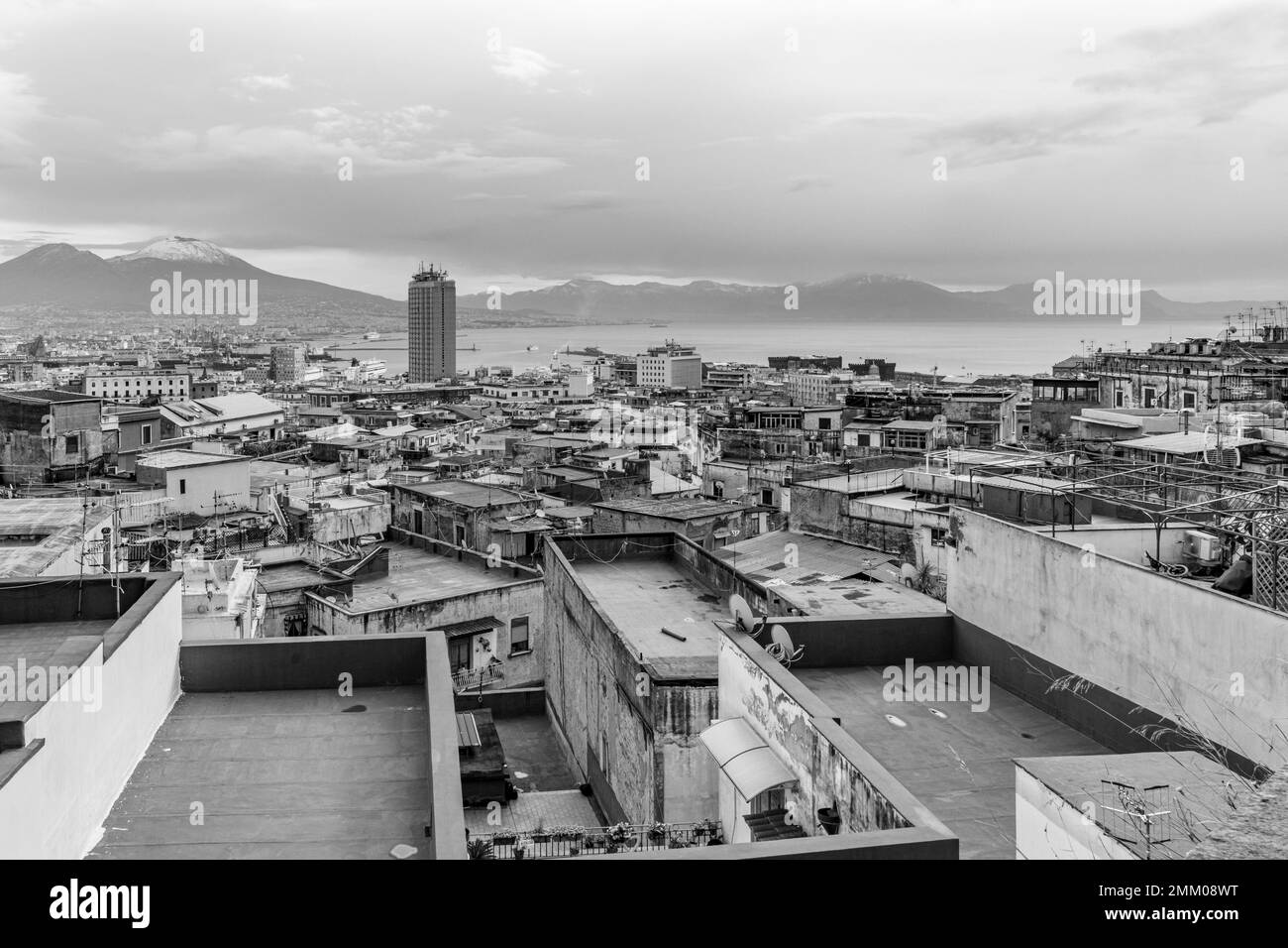 Naples, Campanie, ITALIE. 28th janvier 2023. 29/01/23 Naples, de nouveau ce matin, le Vésuve est blanchi à la chaux, ce qui fait un contour encore plus fascinant à sa beauté du golfe de Naples avec ses îles de Capri, Ischia et Procida (Credit image: © Fabio Sasso/ZUMA Press Wire) USAGE ÉDITORIAL SEULEMENT! Non destiné À un usage commercial ! Banque D'Images