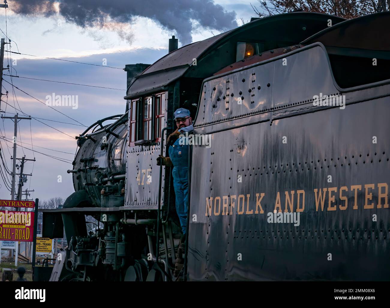 Strasburg, Pennsylvanie, 27 décembre 2022 - Vue sur un train de voyageurs à vapeur classique arrivant dans une gare qui soufflait de fumée et de vapeur, le jour d'hiver Banque D'Images