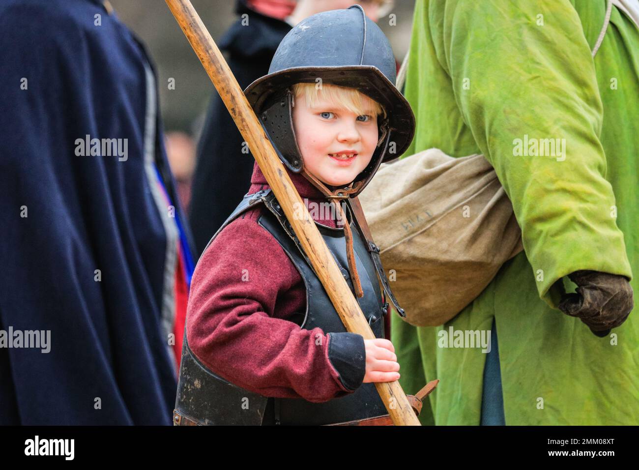 Londres, Royaume-Uni. 29th janvier 2023. Un jeune garçon participe à l'événement. Des bénévoles et des soldats de l'Armée du Roi, la partie Royaliste de la Société anglaise de la Guerre civile, défilent dans le centre commercial et via Horse Guards jusqu'à la Banqueting House à Westminster pour commémorer le Roi Charles I. La reconstitution a lieu chaque année le dernier dimanche pour marquer l'anniversaire de la décapitation du roi Charles I devant Banqueting House. Credit: Imagetraceur/Alamy Live News Banque D'Images