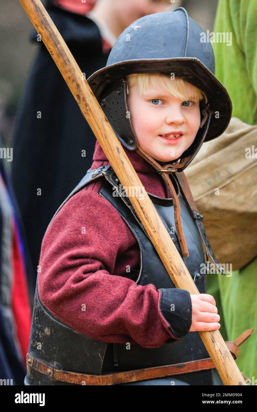 Londres, Royaume-Uni. 29th janvier 2023. Un jeune garçon participe à l'événement. Des bénévoles et des soldats de l'Armée du Roi, la partie Royaliste de la Société anglaise de la Guerre civile, défilent dans le centre commercial et via Horse Guards jusqu'à la Banqueting House à Westminster pour commémorer le Roi Charles I. La reconstitution a lieu chaque année le dernier dimanche pour marquer l'anniversaire de la décapitation du roi Charles I devant Banqueting House. Credit: Imagetraceur/Alamy Live News Banque D'Images