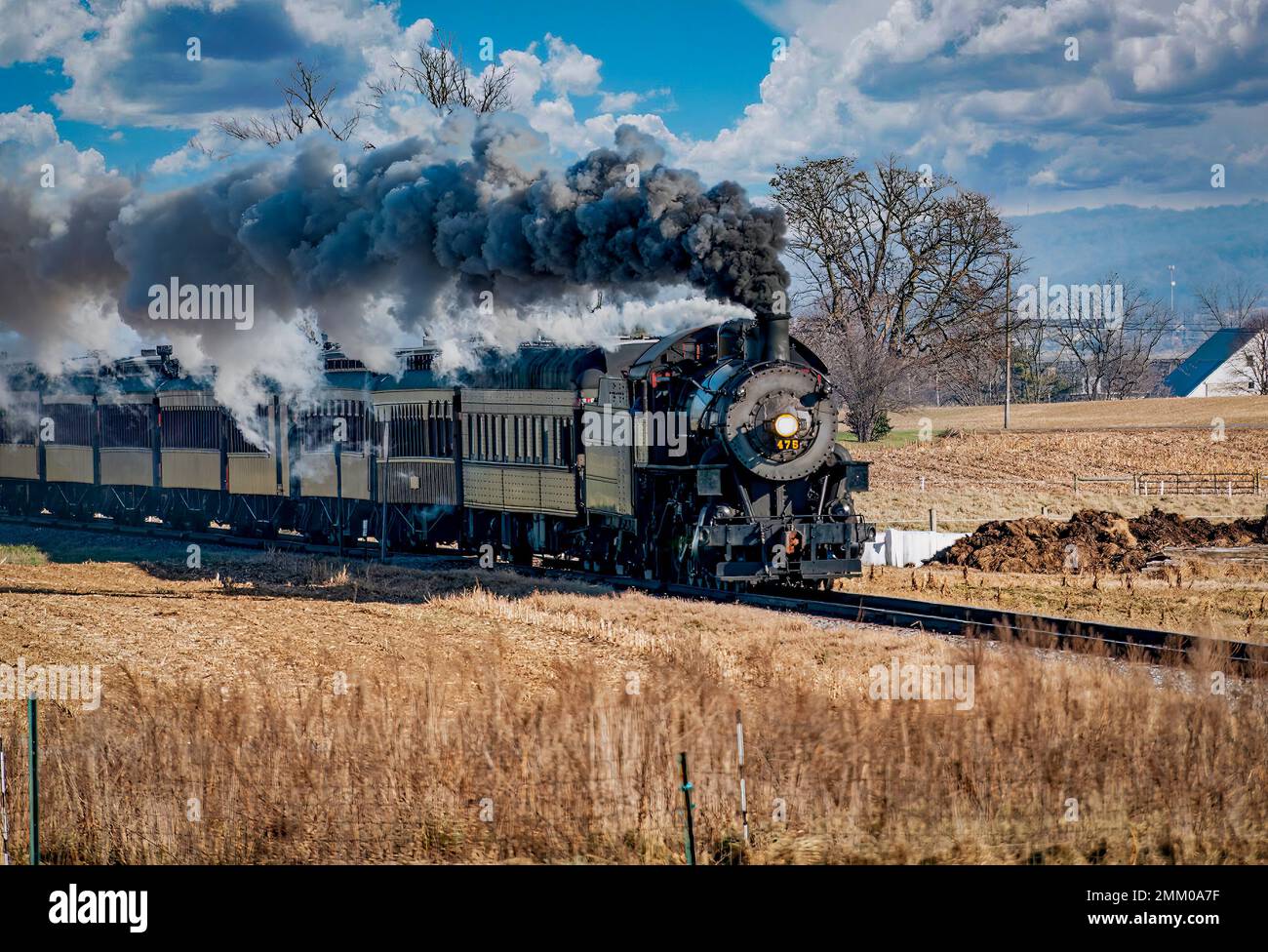 Ronks, Pennsylvanie, 28 décembre 2022 - Vue sur un train de passagers à vapeur classique qui s'approche, se déplace à travers la campagne, souffle de fumée et de vapeur lors d'une journée d'hiver Banque D'Images