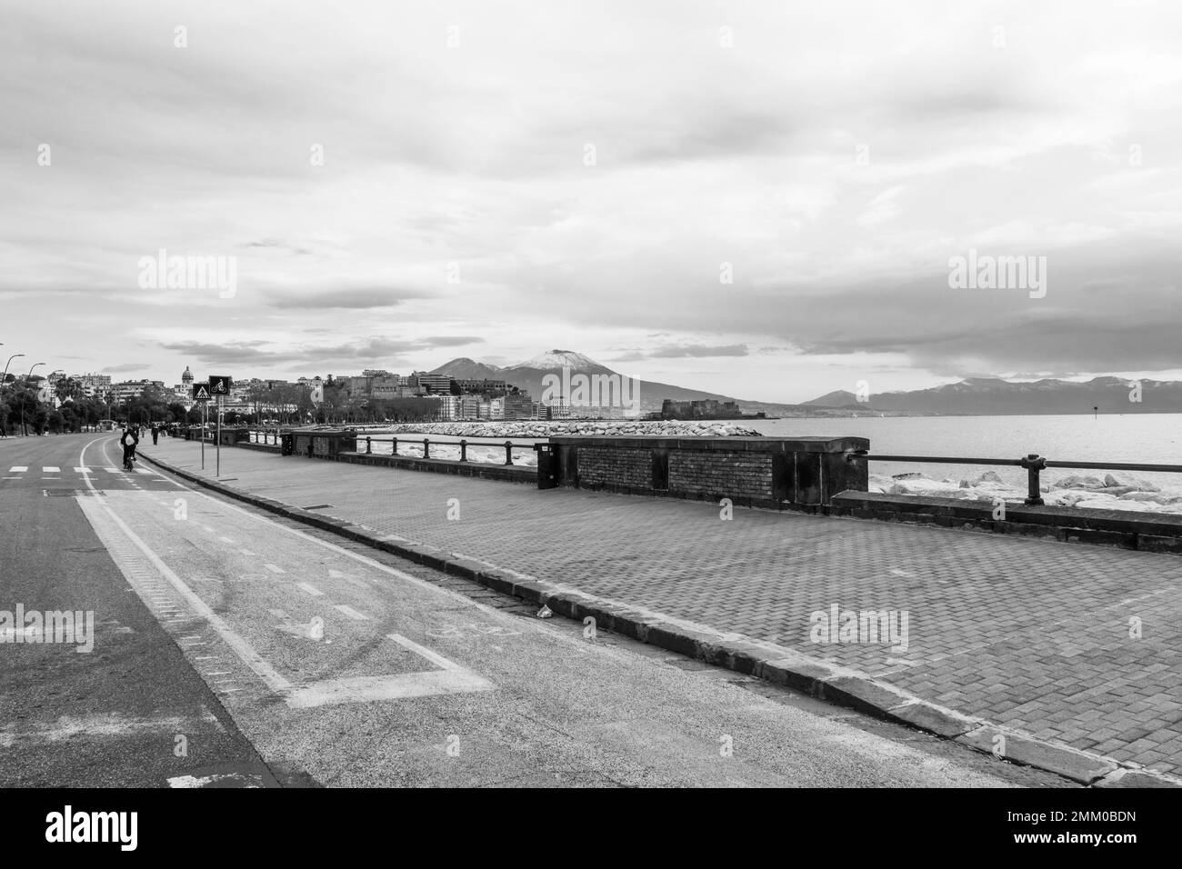 Naples, Campanie, ITALIE. 28th janvier 2023. 29/01/23 Naples, de nouveau ce matin, le Vésuve est blanchi à la chaux, ce qui fait un contour encore plus fascinant à sa beauté du golfe de Naples avec ses îles de Capri, Ischia et Procida (Credit image: © Fabio Sasso/ZUMA Press Wire) USAGE ÉDITORIAL SEULEMENT! Non destiné À un usage commercial ! Banque D'Images