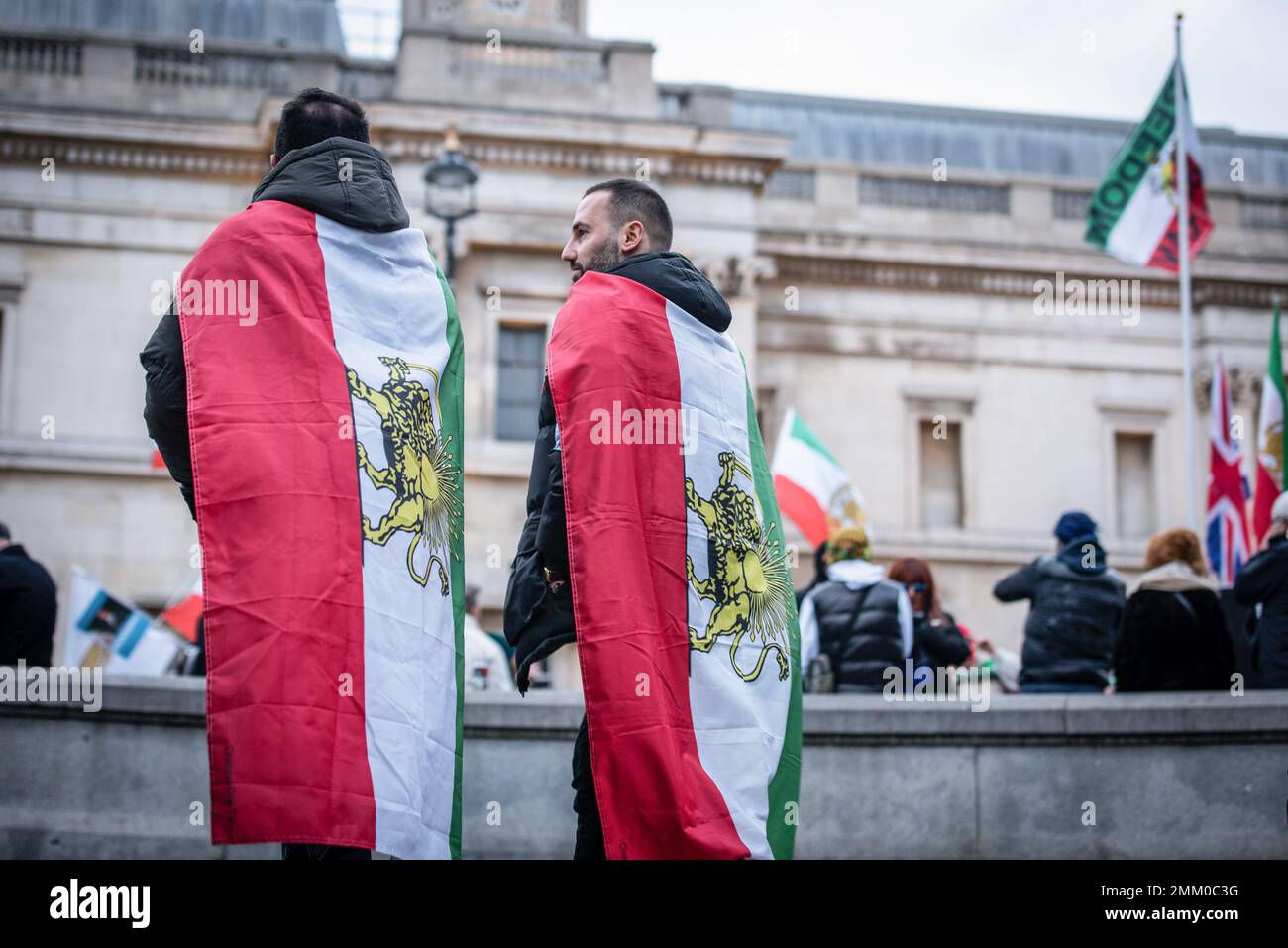 Des manifestants enveloppés de drapeaux iraniens participent à la manifestation ìSupport Iran's Revolution!Î. Les manifestants se sont rassemblés à Trafalgar Square à Londres pour soutenir les femmes en Iran, alors qu'elles se battaient pour leur liberté. Après la mort d'une femme de 22 ans en Iran, Mahsa Amini, aux mains de la « police de la personnalité » pour ne pas couvrir ses cheveux correctement, les femmes iraniennes sont descendues dans les rues pour réclamer leur liberté. En Iran, les femmes sont contraintes de respecter les lois obligatoires sur le voile et peuvent faire face à la détention, au harcèlement et à la torture pour ne pas avoir respecté le code vestimentaire de manière adéquate. (Photo de Loredana Sangiu Banque D'Images