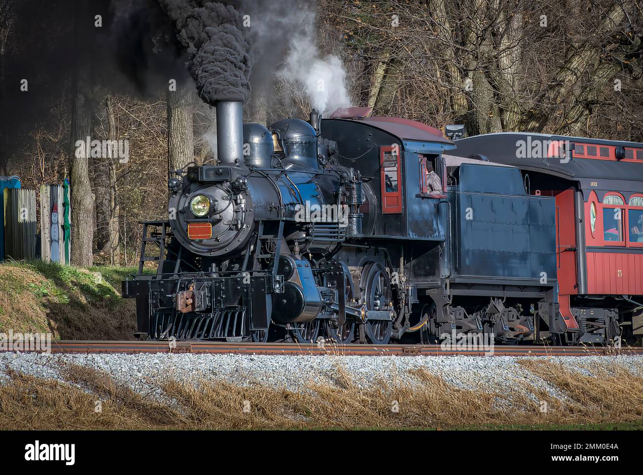 Ronks, Pennsylvanie, 3 décembre 2022 - Vue sur un train de voyageurs à vapeur classique, qui dégage beaucoup de fumée et de vapeur, tout en voyageant à la campagne le jour de l'automne Banque D'Images