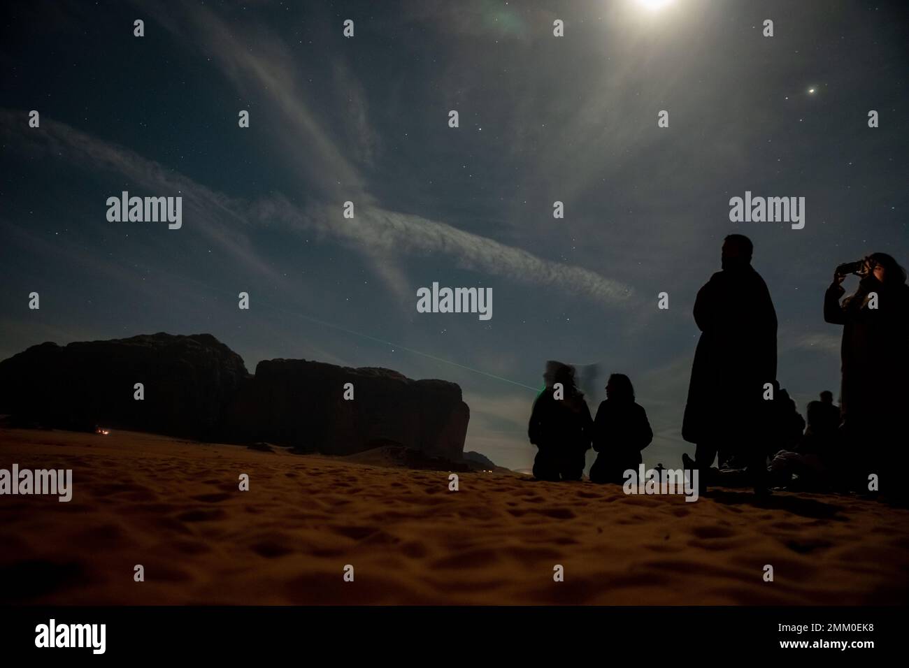 Observation des étoiles dans le désert. Photographié à Wadi Rum, en Jordanie Banque D'Images