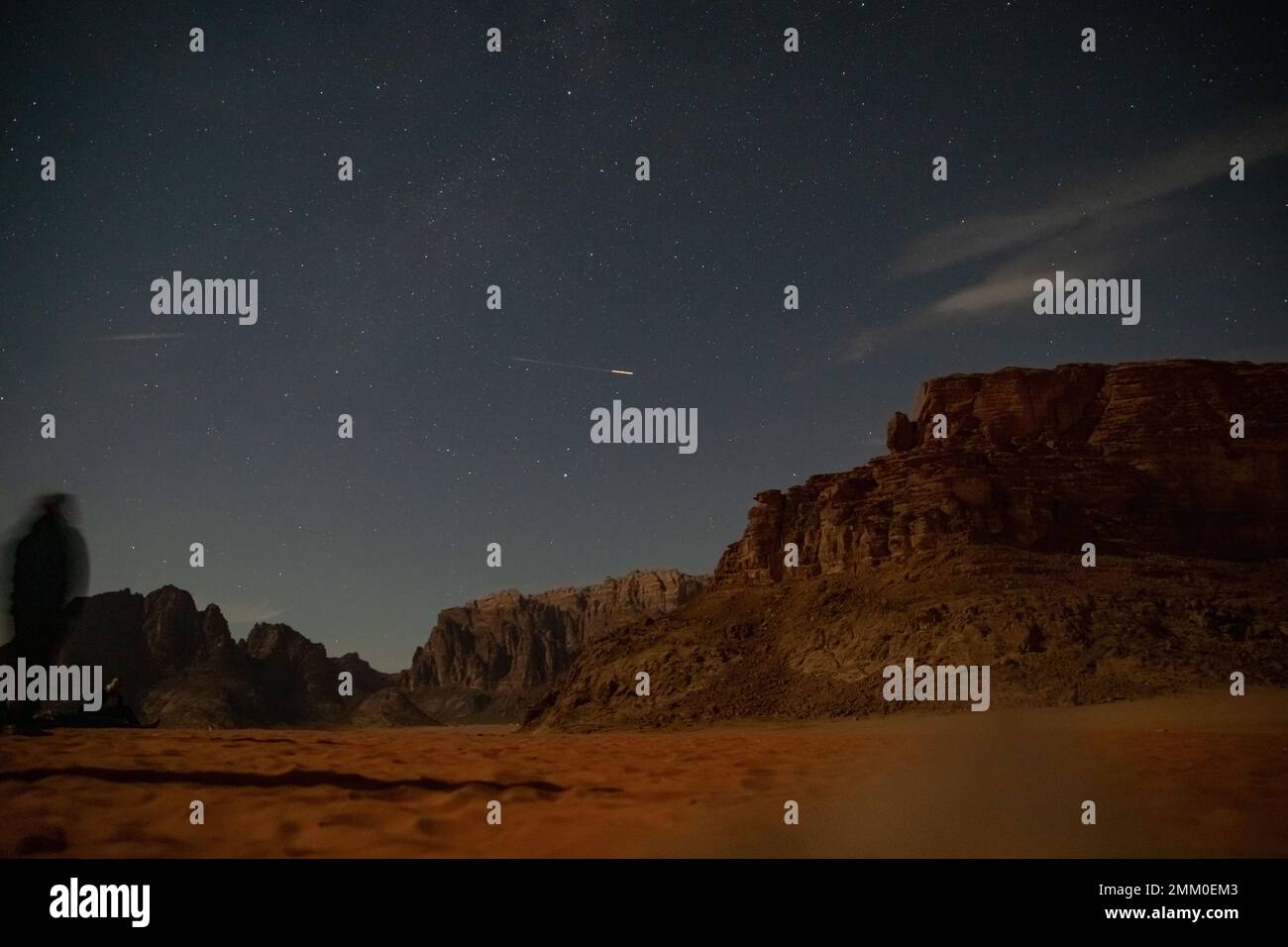 Observation des étoiles dans le désert. Photographié à Wadi Rum, en Jordanie Banque D'Images