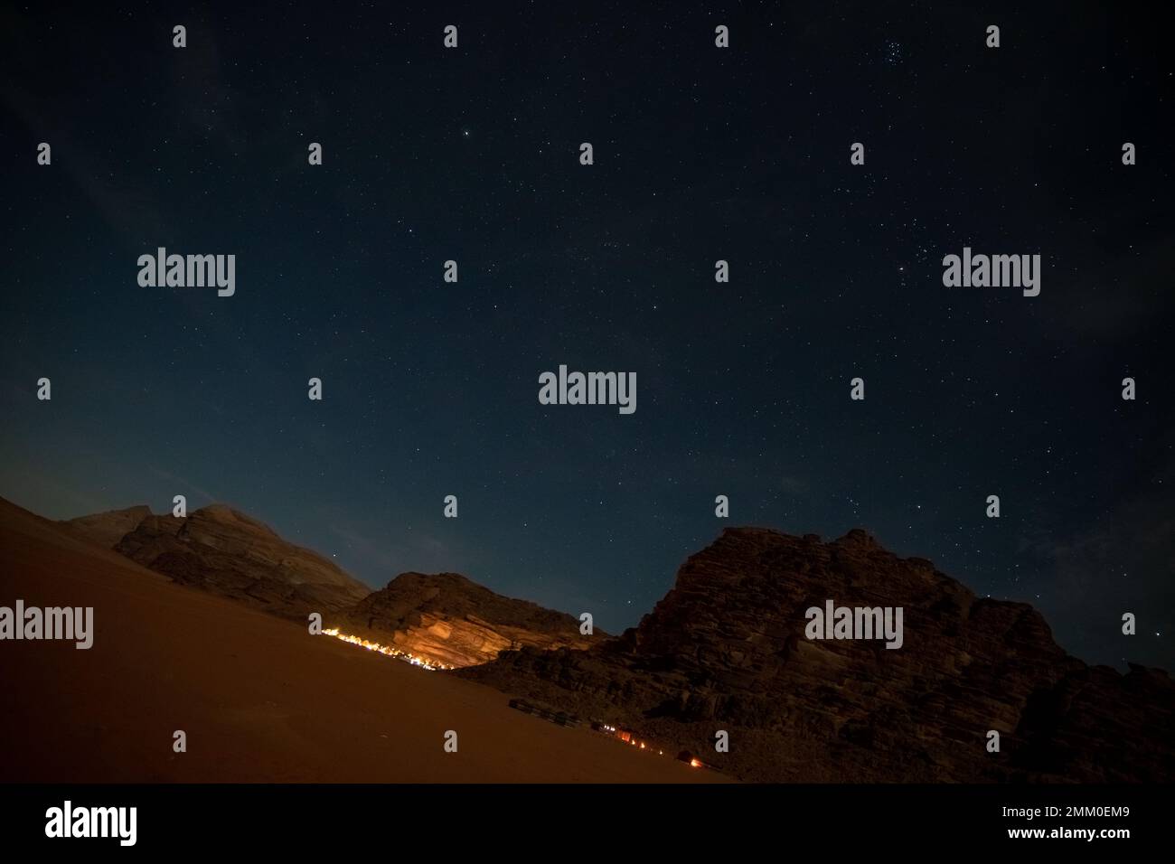 Observation des étoiles dans le désert. Photographié à Wadi Rum, en Jordanie Banque D'Images