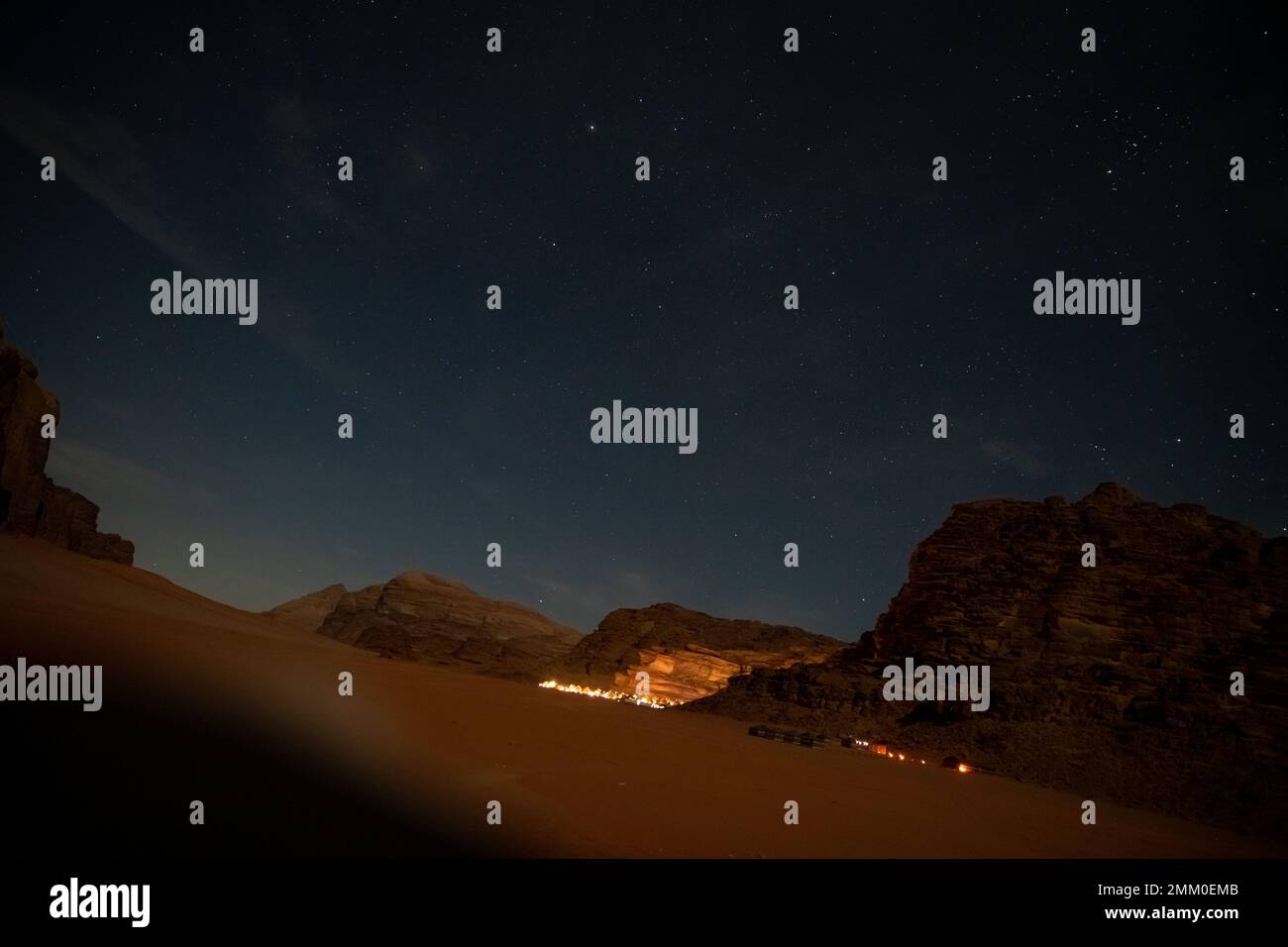 Observation des étoiles dans le désert. Photographié à Wadi Rum, en Jordanie Banque D'Images