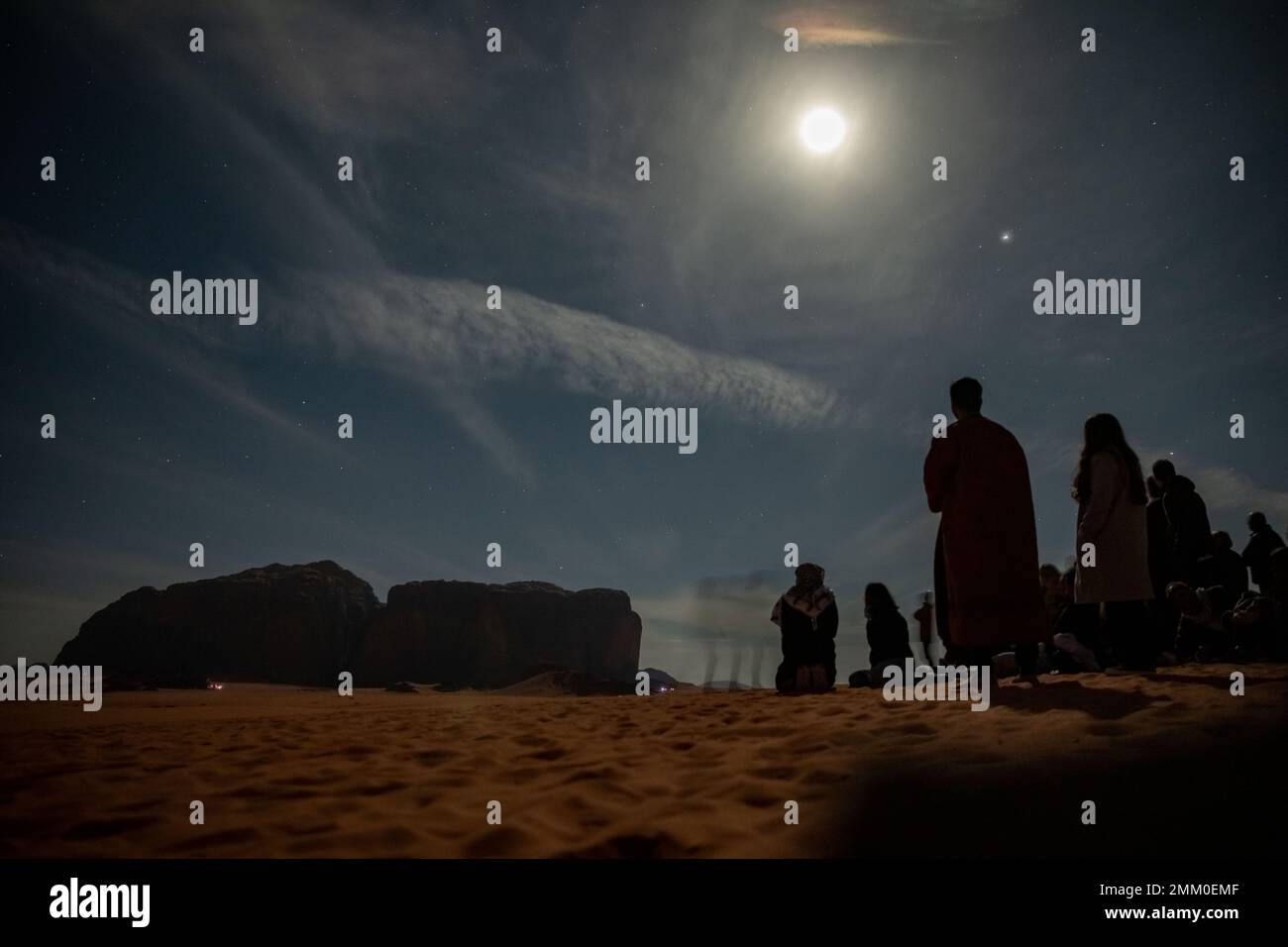 Observation des étoiles dans le désert. Photographié à Wadi Rum, en Jordanie Banque D'Images