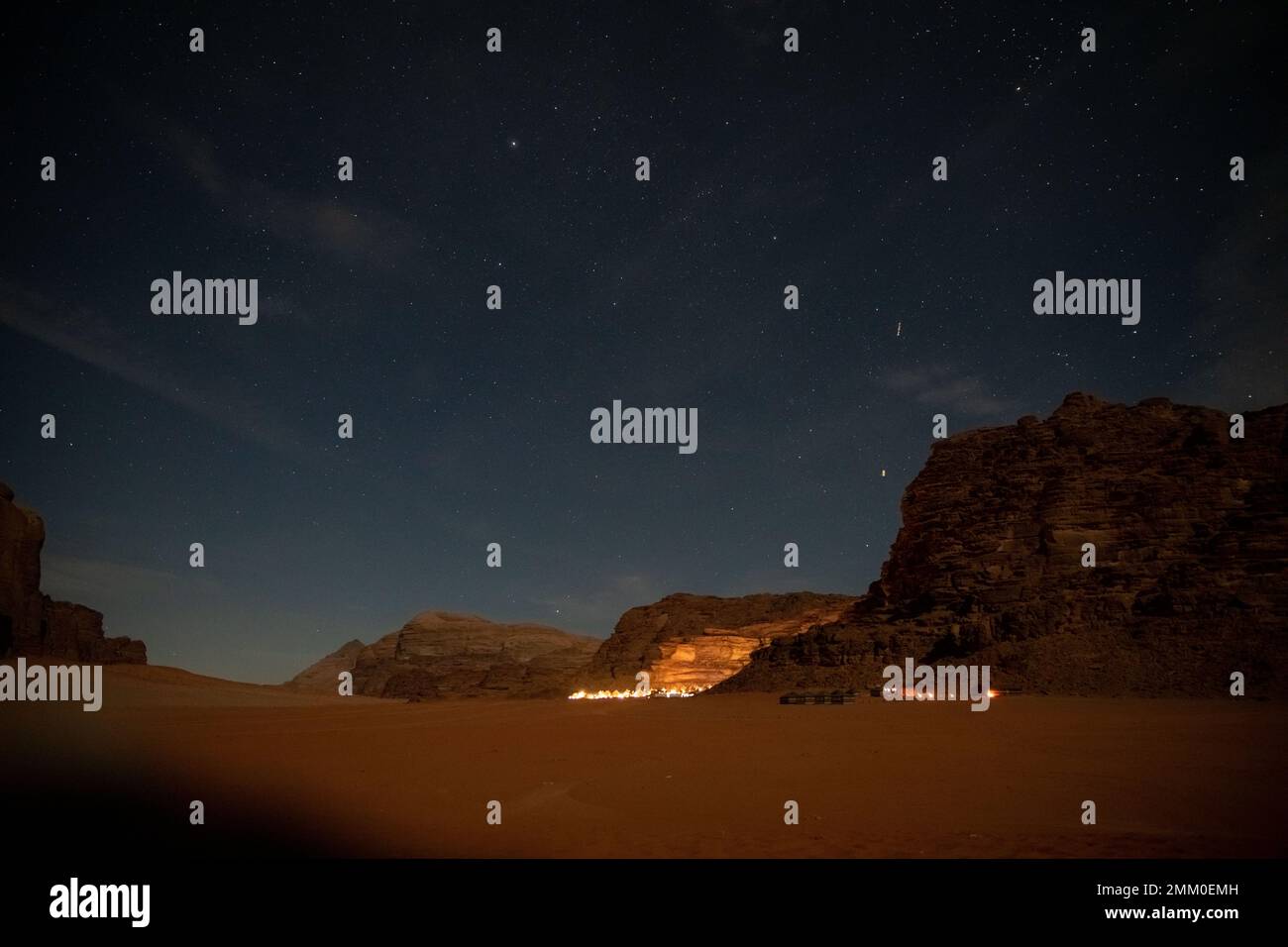 Observation des étoiles dans le désert. Photographié à Wadi Rum, en Jordanie Banque D'Images