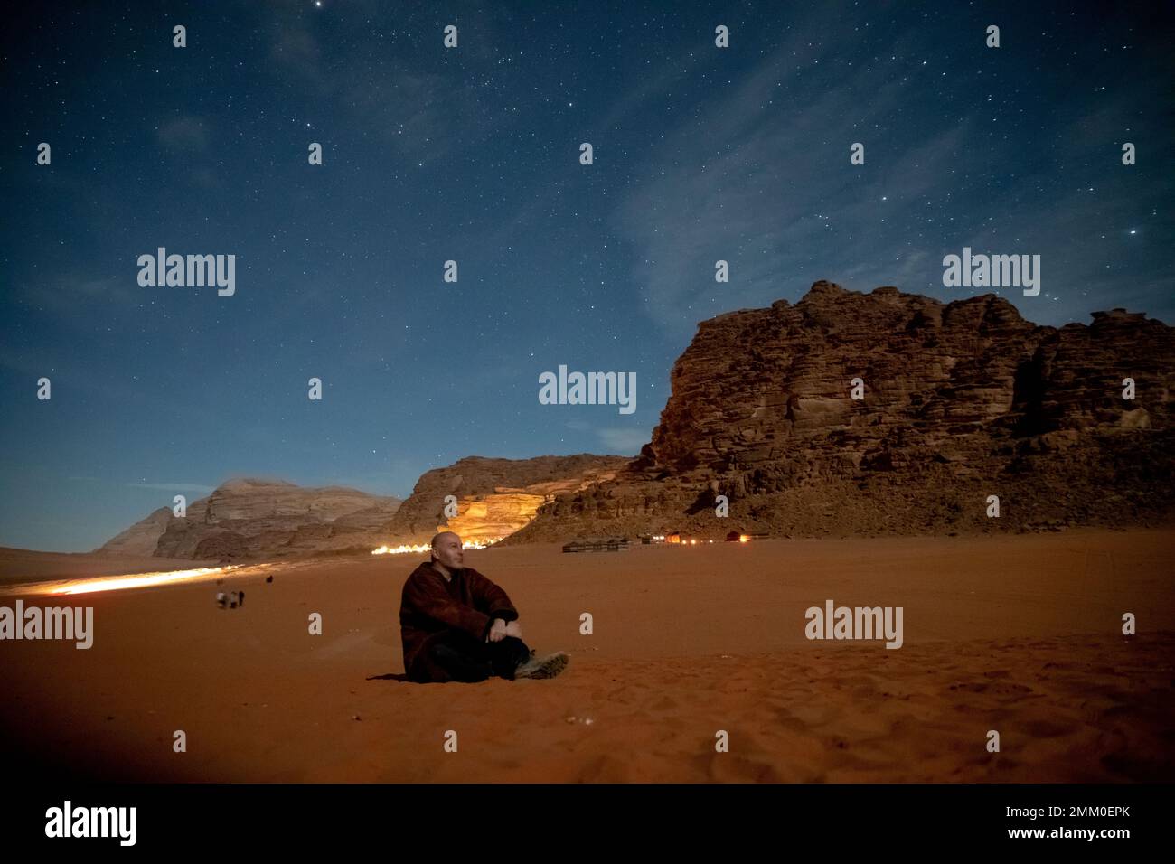 Observation des étoiles dans le désert. Photographié à Wadi Rum, en Jordanie Banque D'Images