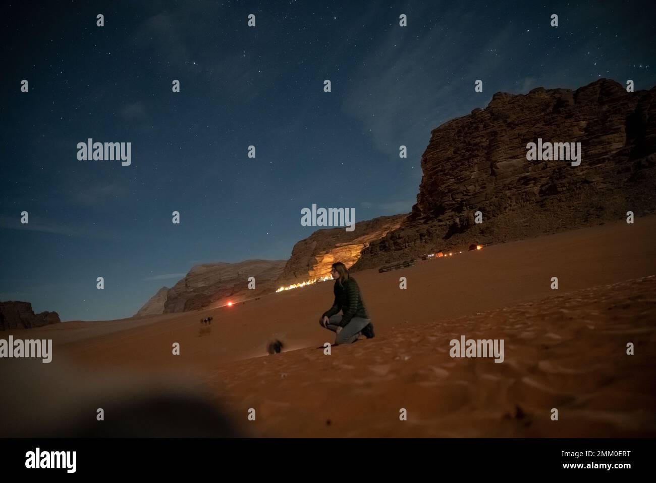 Observation des étoiles dans le désert. Photographié à Wadi Rum, en Jordanie Banque D'Images